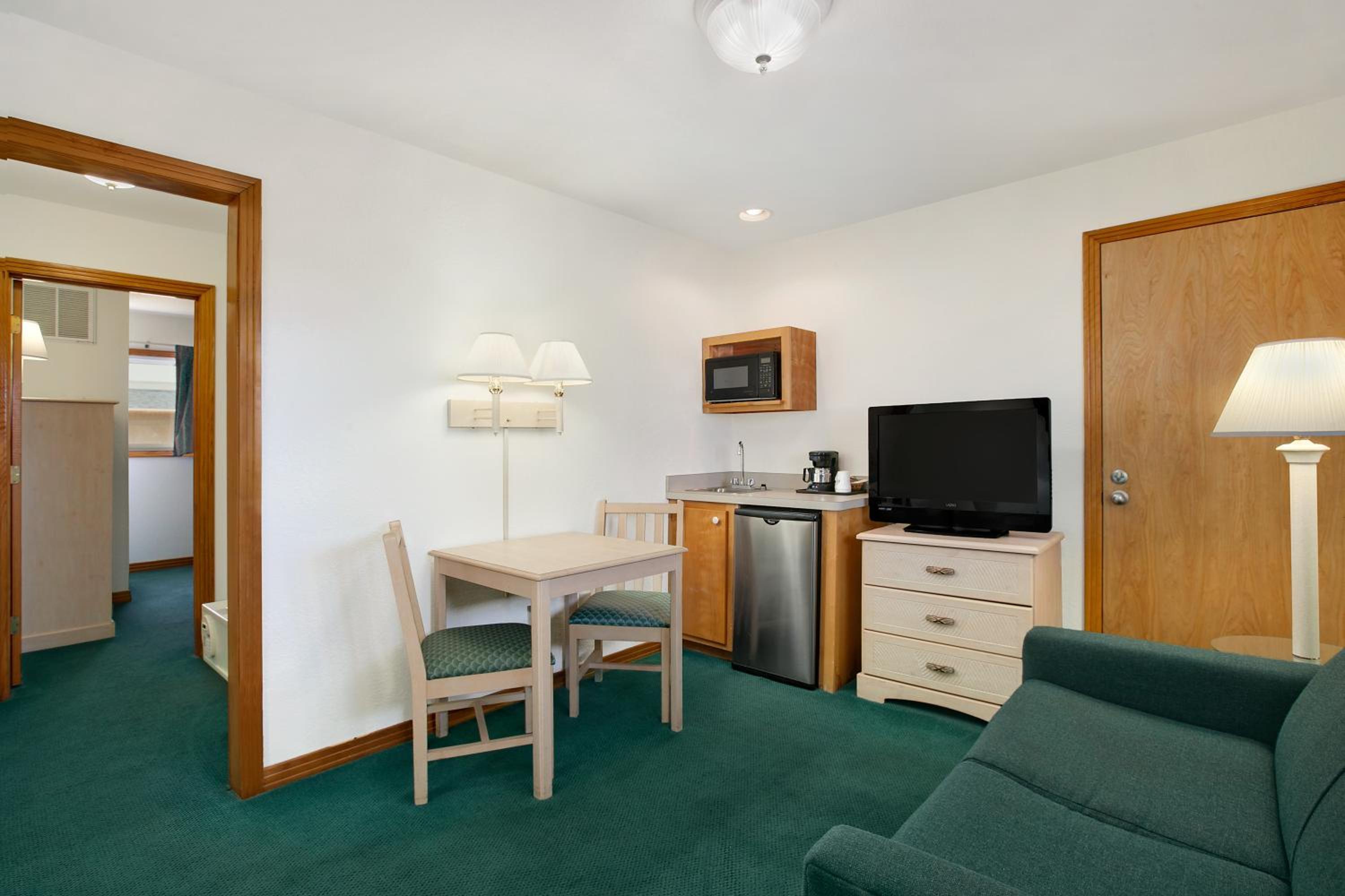Queen Suite - Non-Smoking - Photo 2
