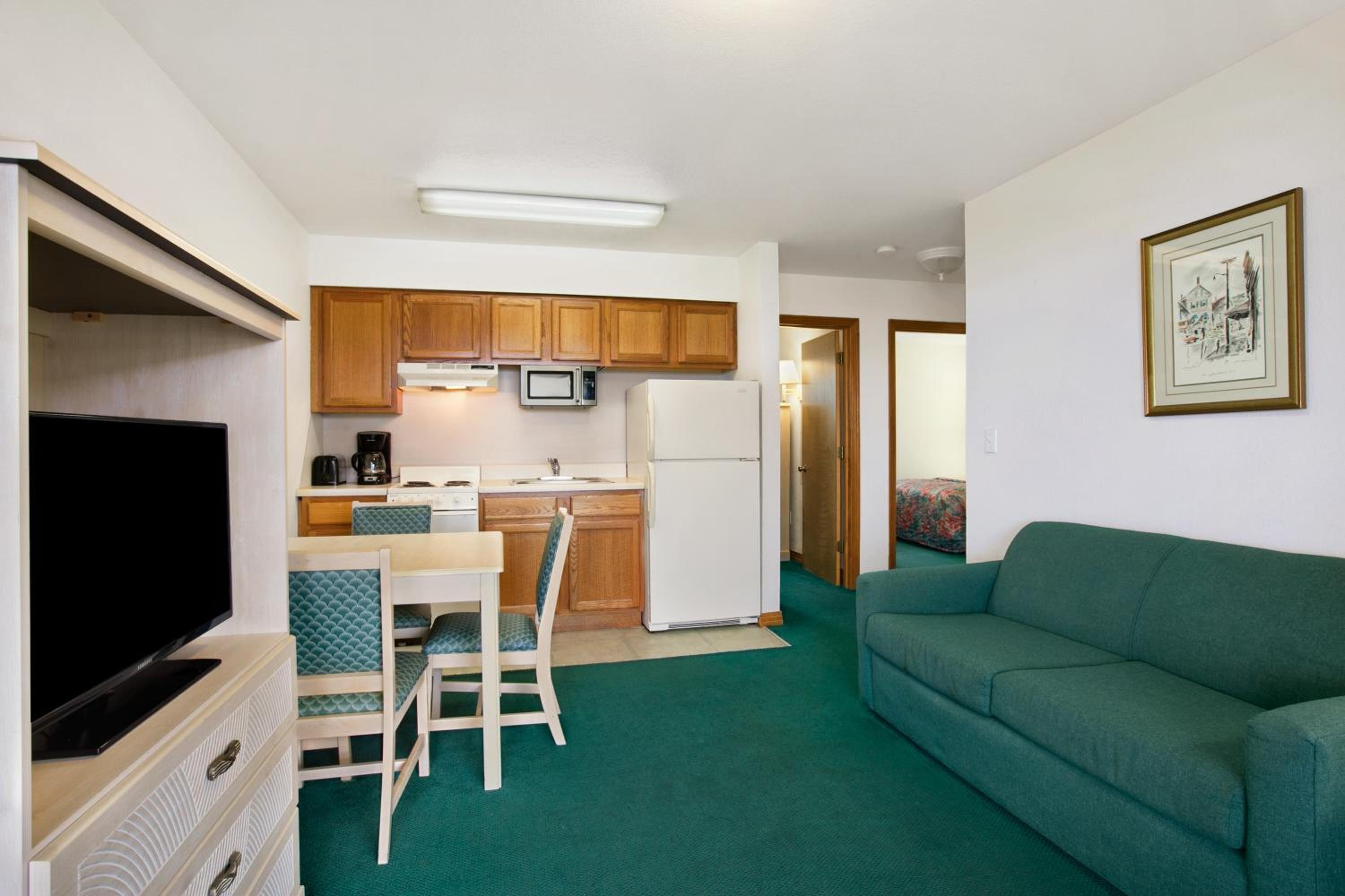 Queen Two-Bedroom Suite - Non-Smoking - Photo 2
