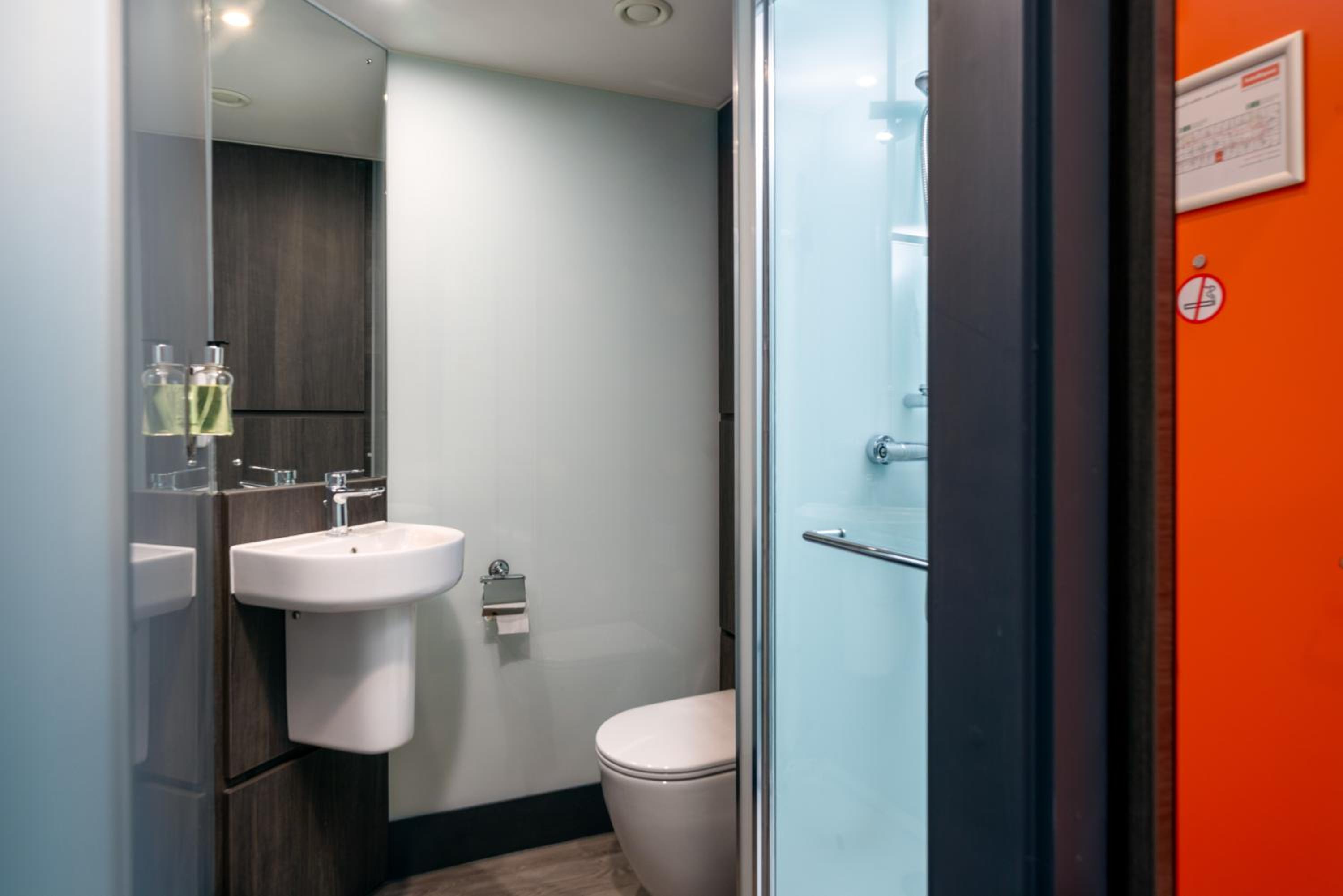 Double Room with Window - Photo 4