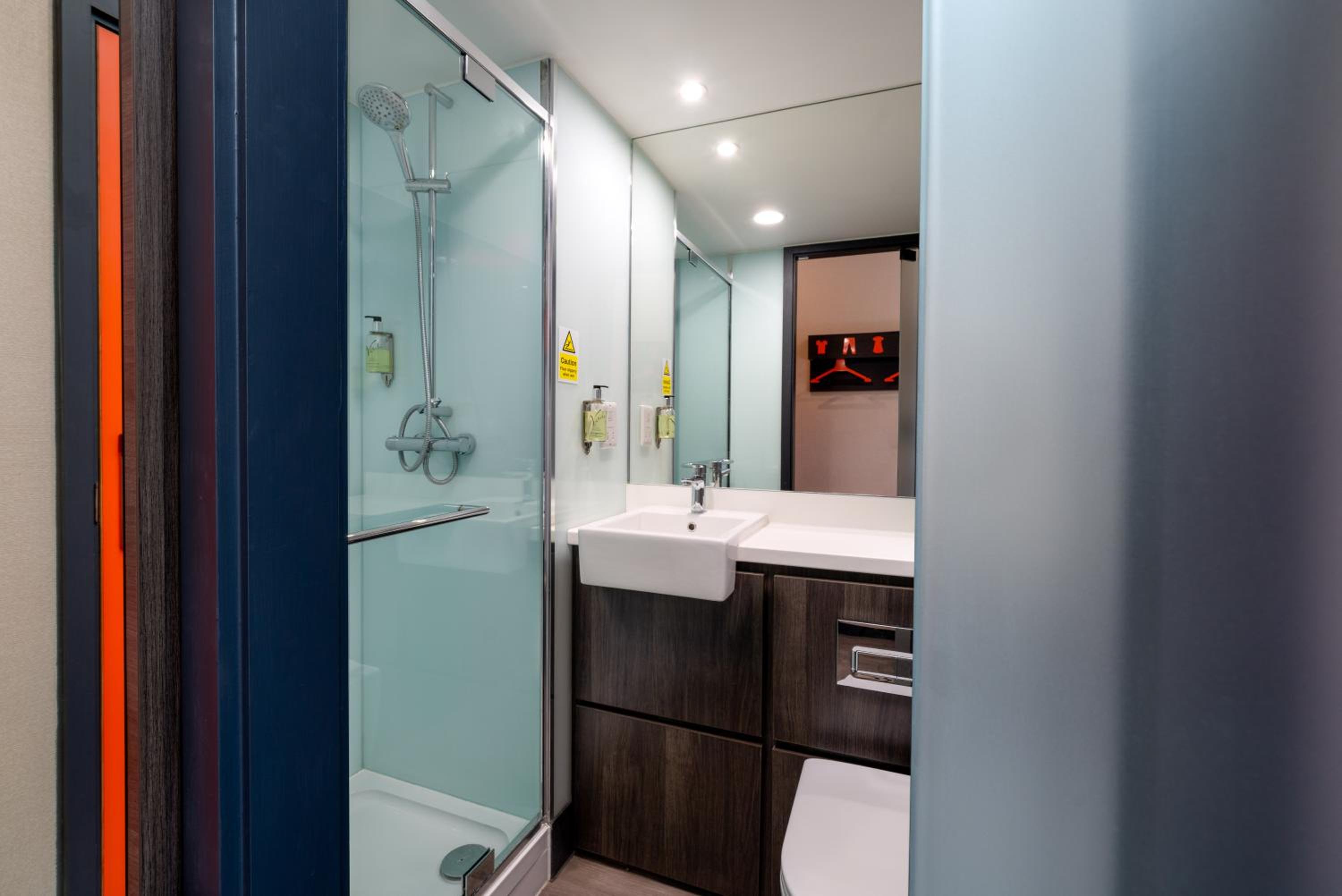 Double Room with Window - Photo 12