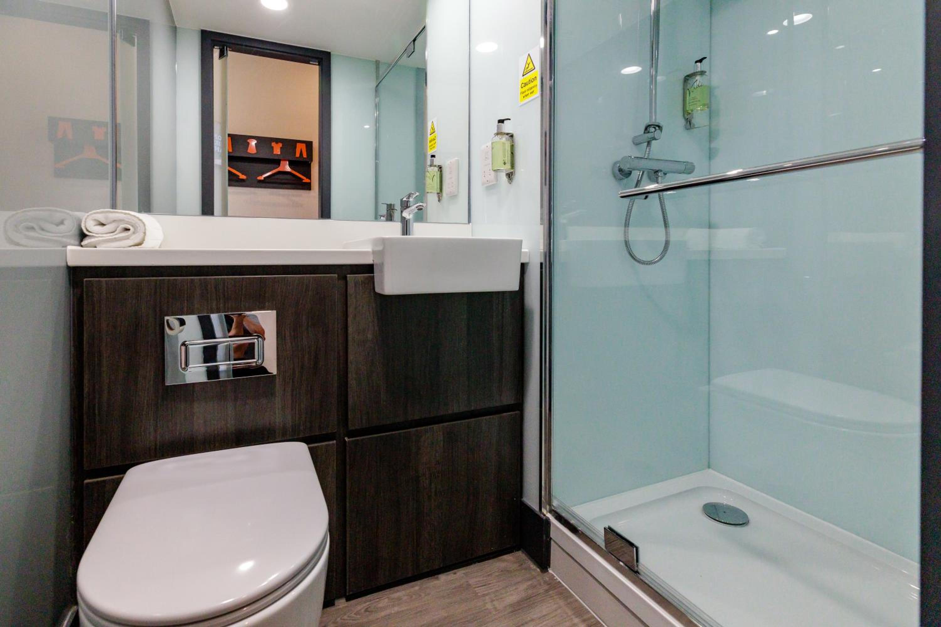 Double Room with Window - Photo 3
