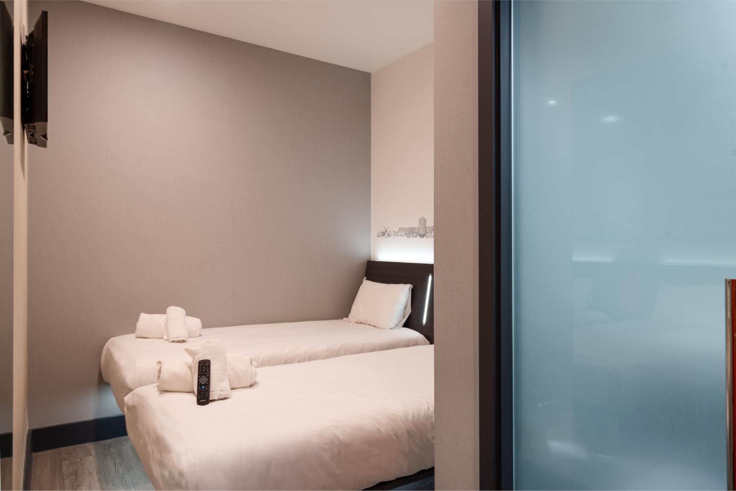 Twin Room without Window - Photo 2