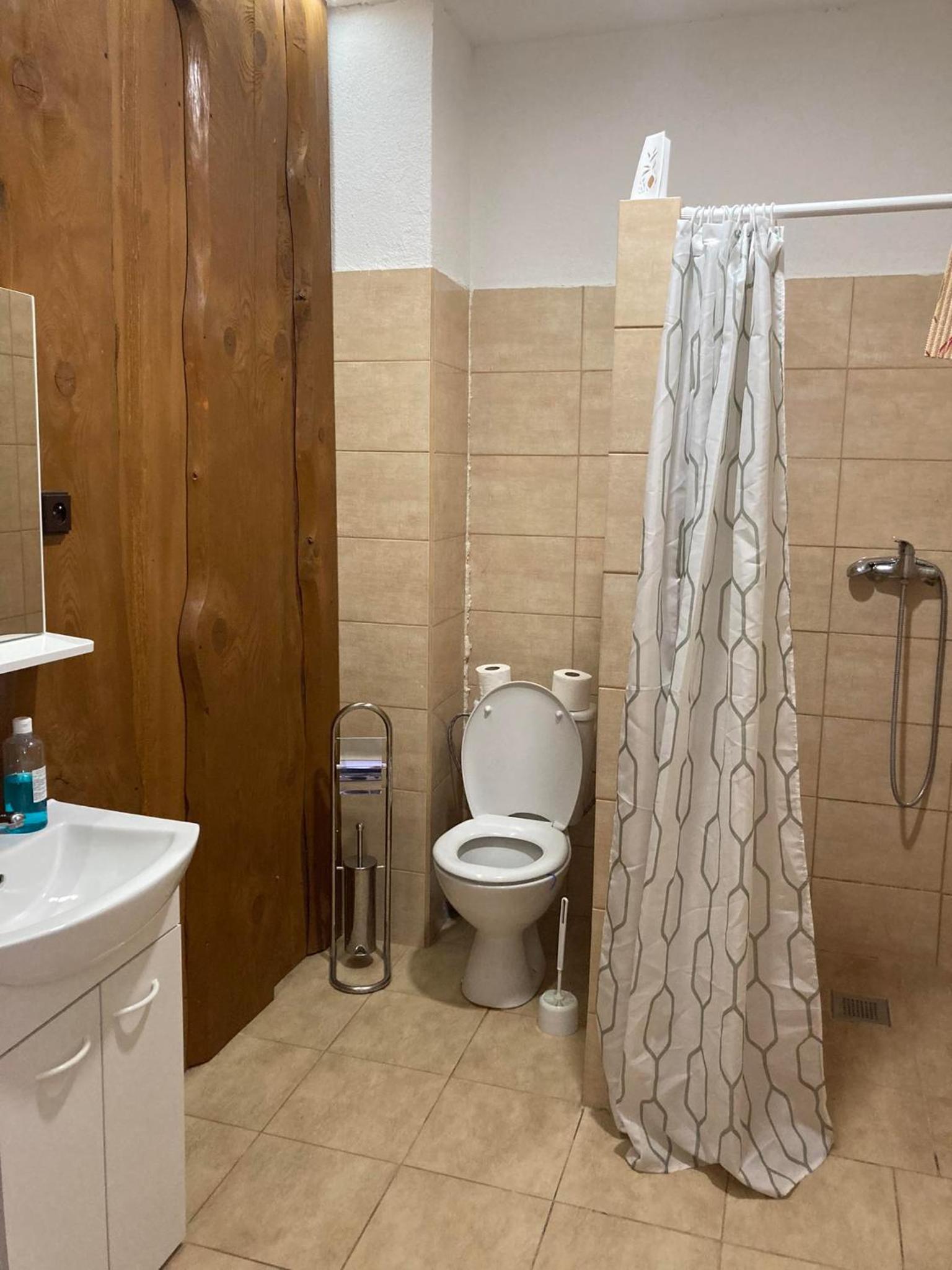 Family Room with Private Bathroom photo 2