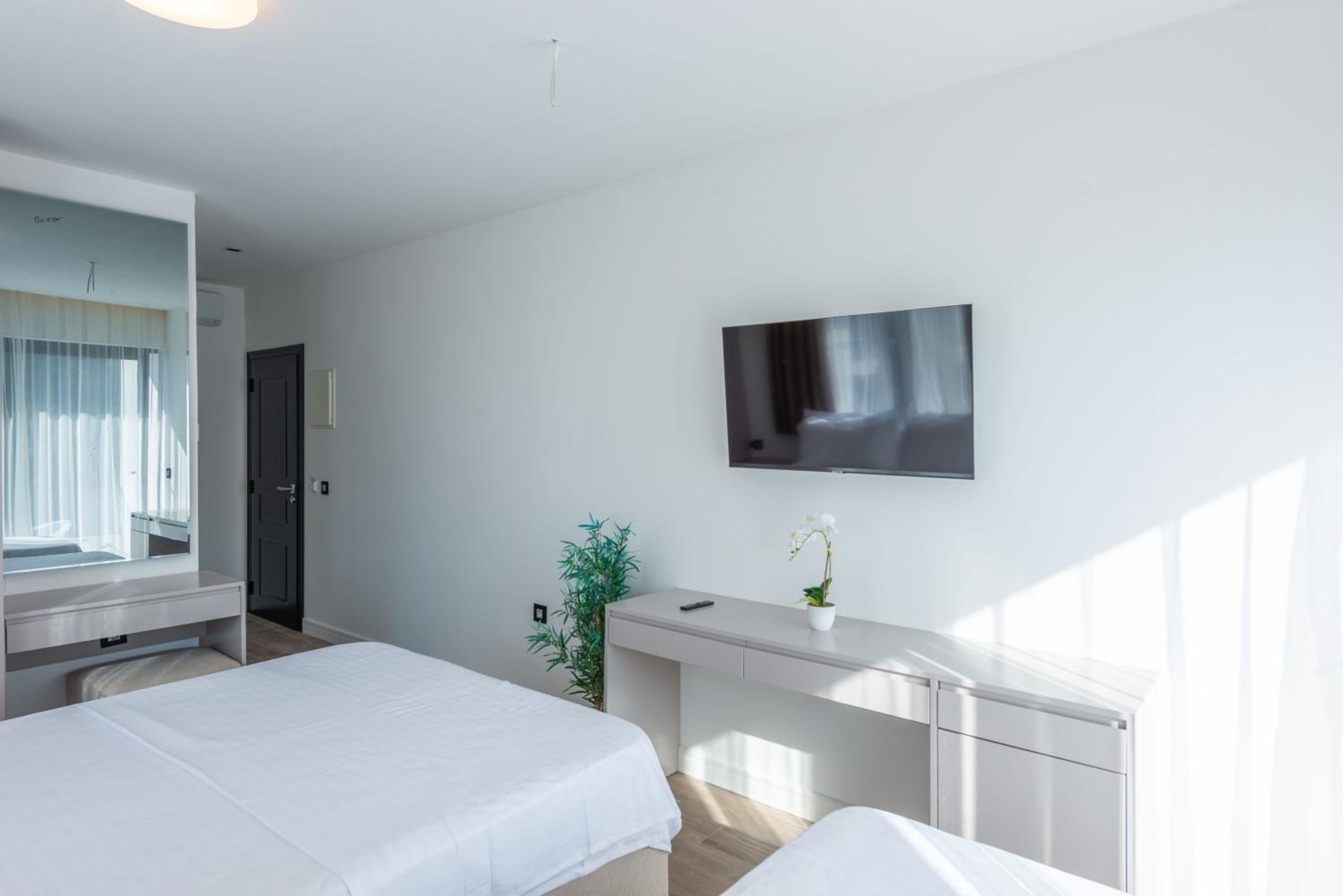 Deluxe Triple Room with Sea View photo 2
