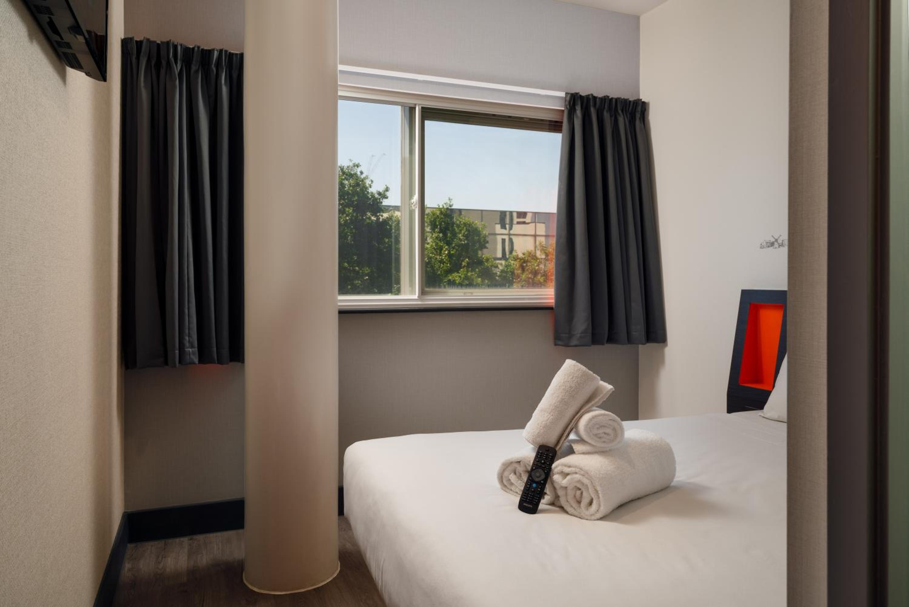Double Room with Window - Photo 10