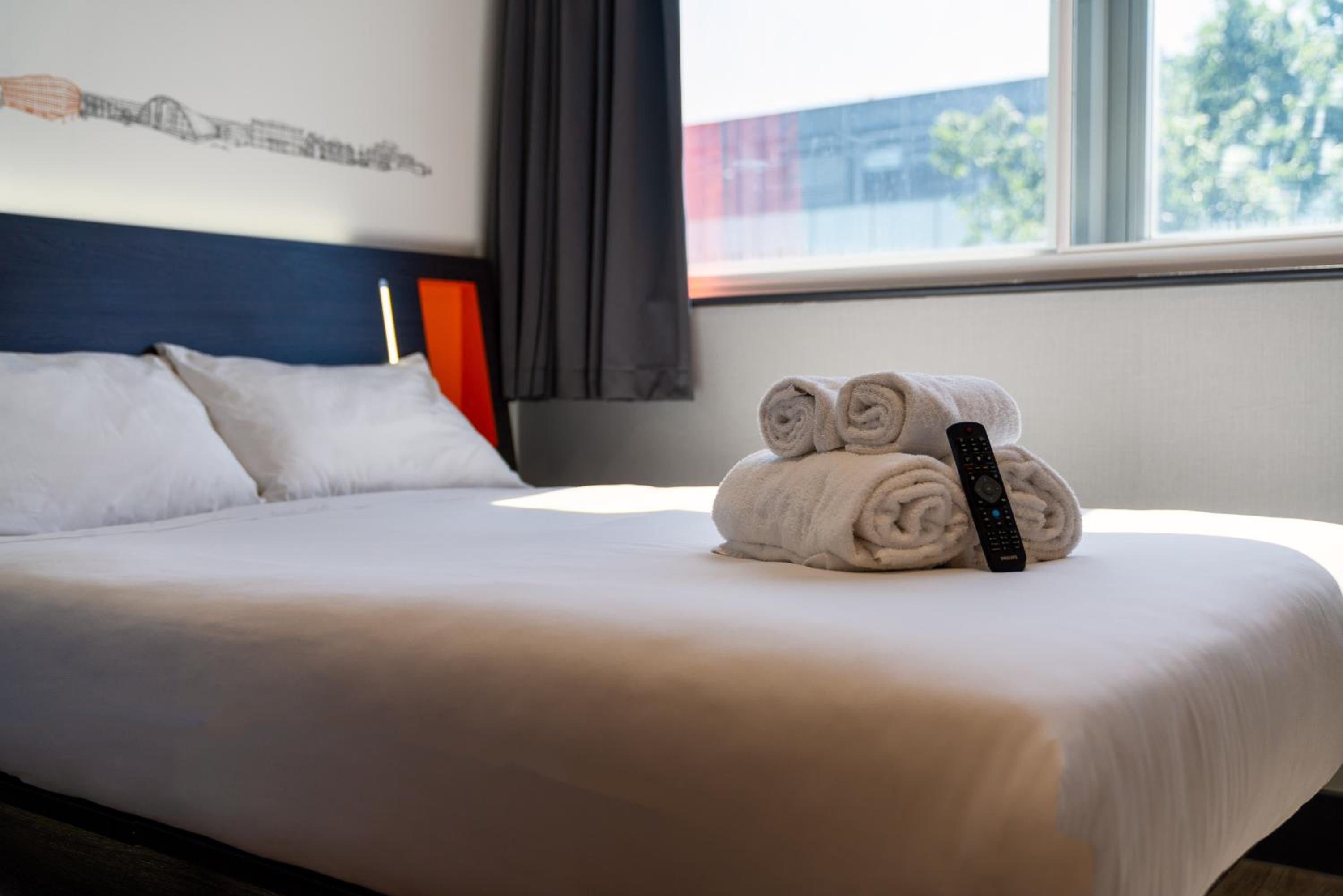 Double Room with Window - Photo 8