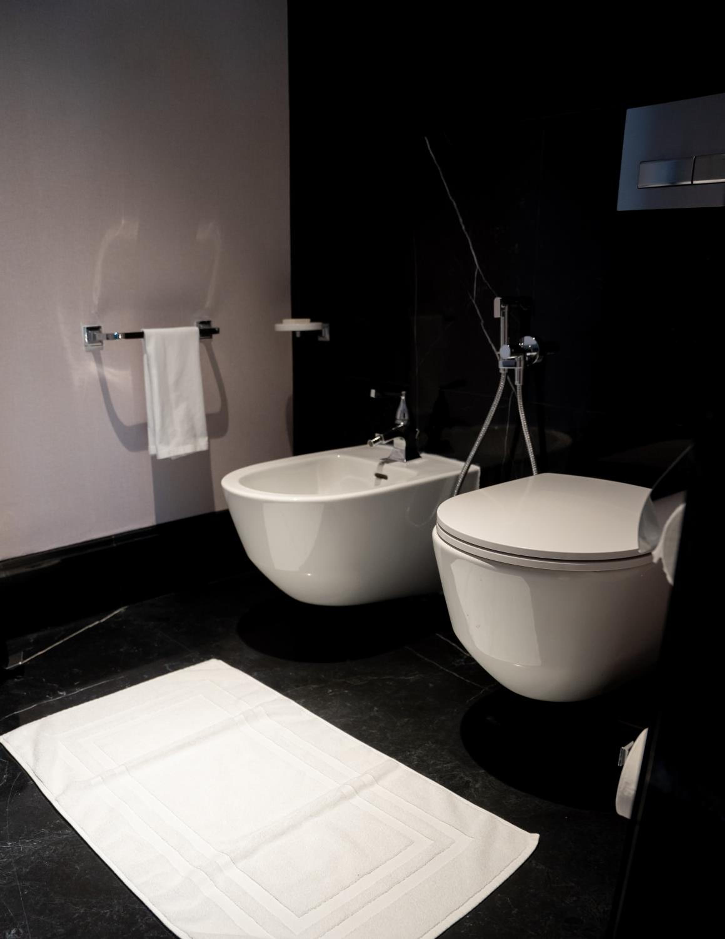 Deluxe King Room - Photo 7