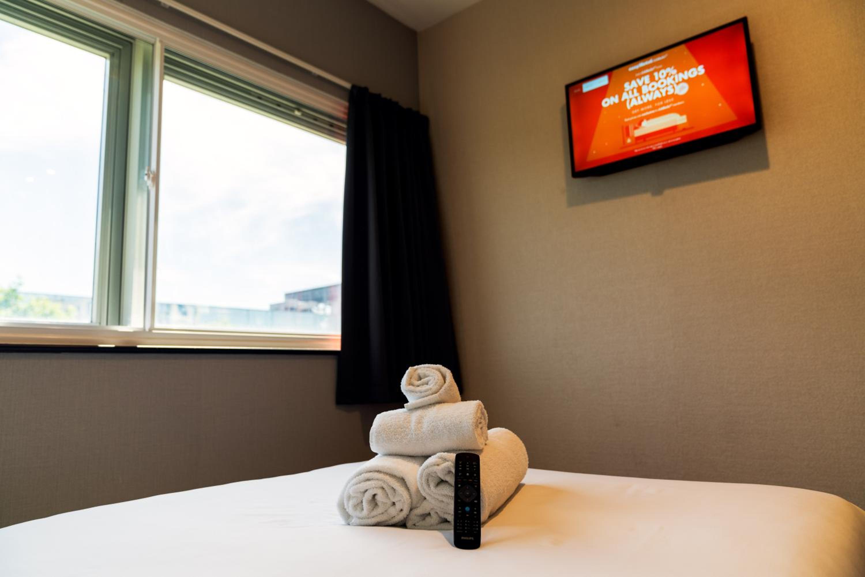Double Room with Window - Photo 9