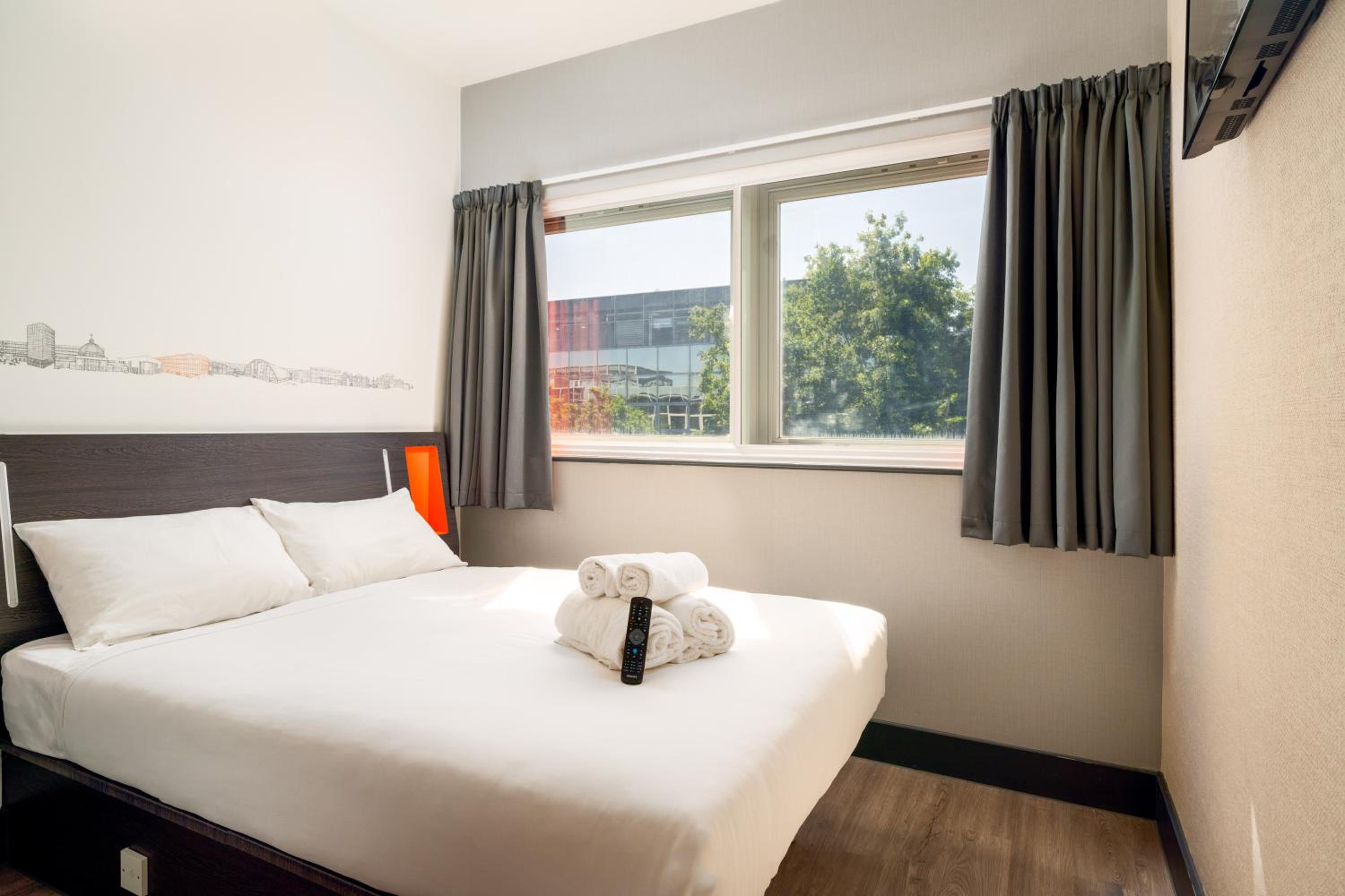 Double Room with Window - Photo 1