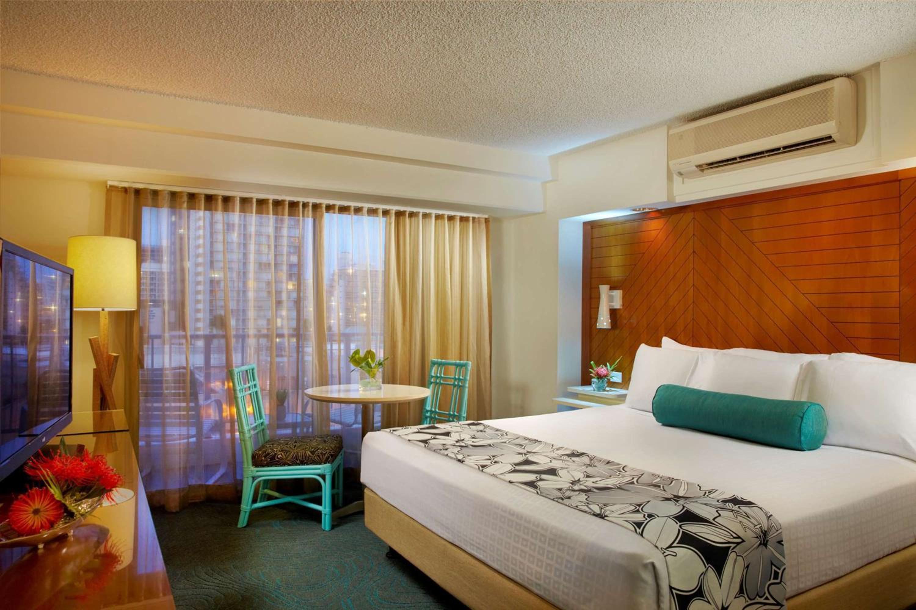 Hotel Standard King Bed - Photo 4