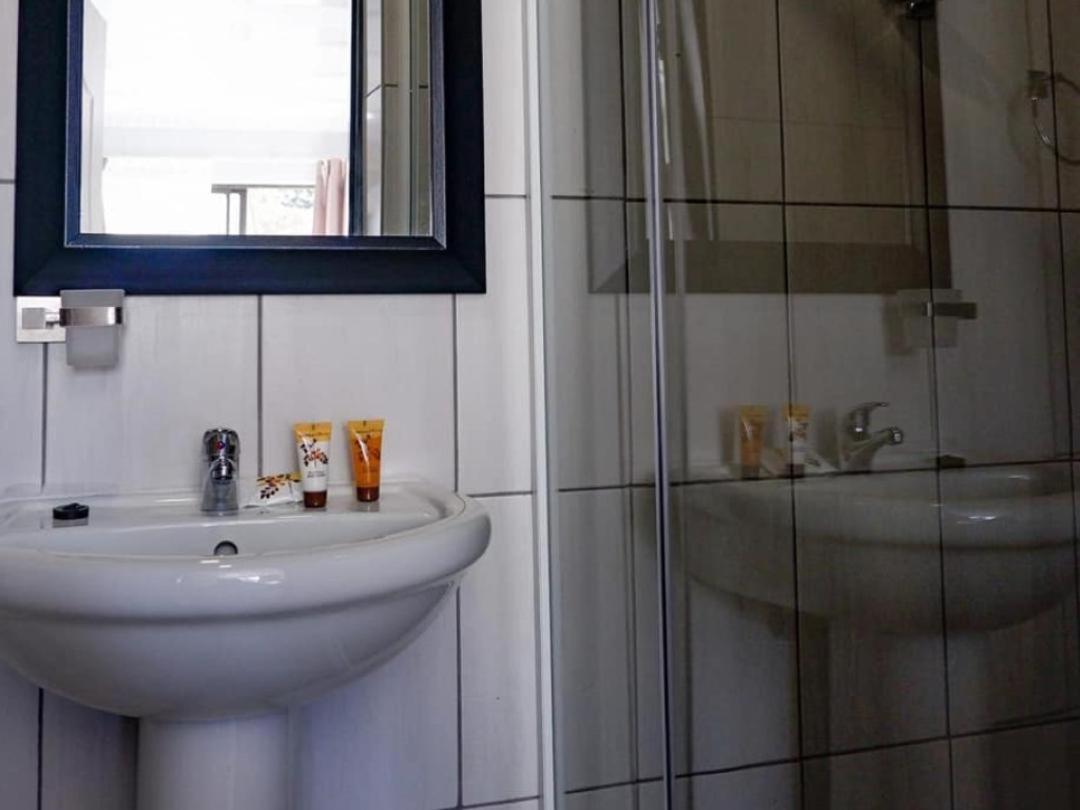 Double Room with Shared Bathroom photo 3