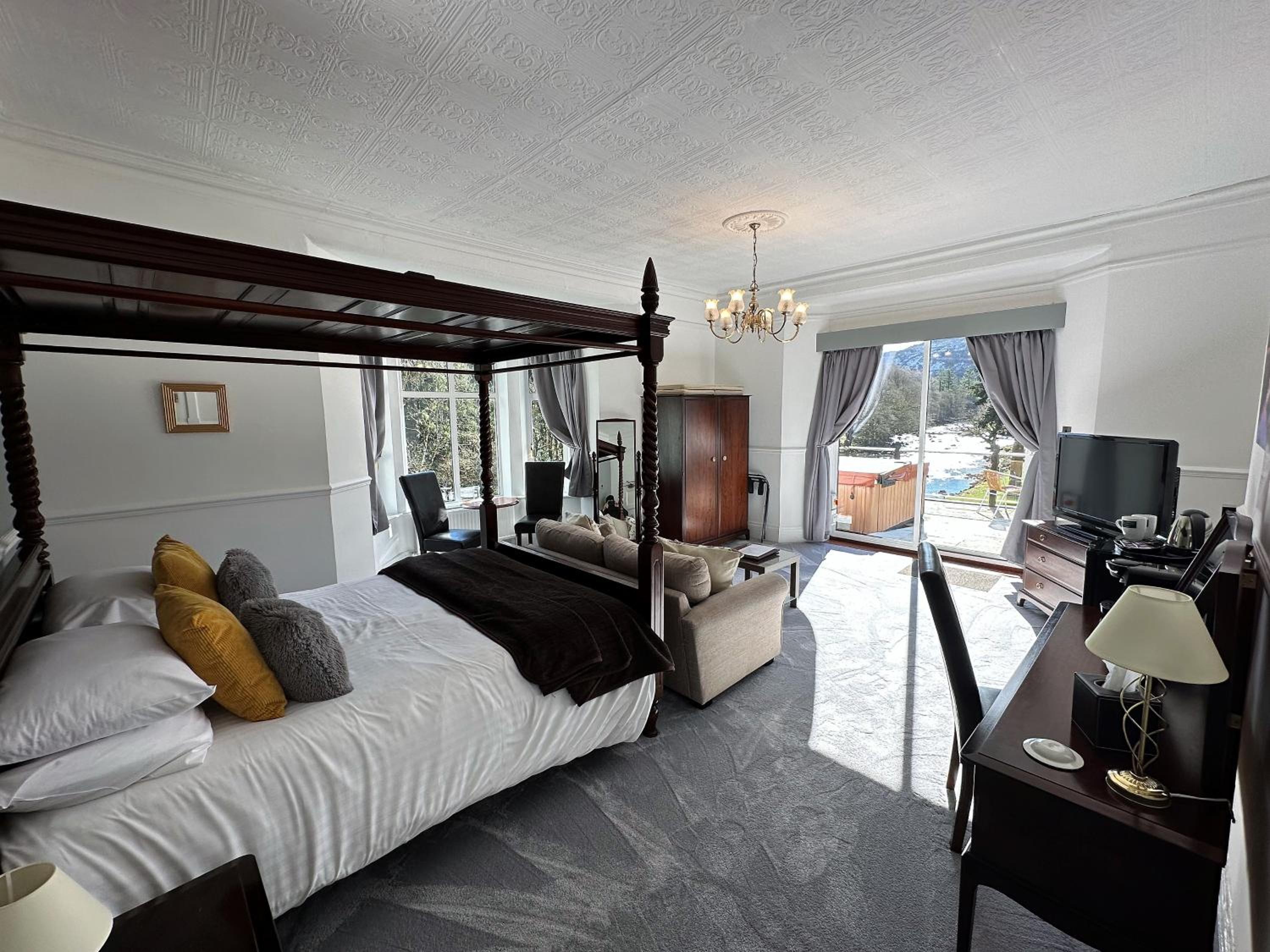 Hot Tub Room: Four-Poster photo 1