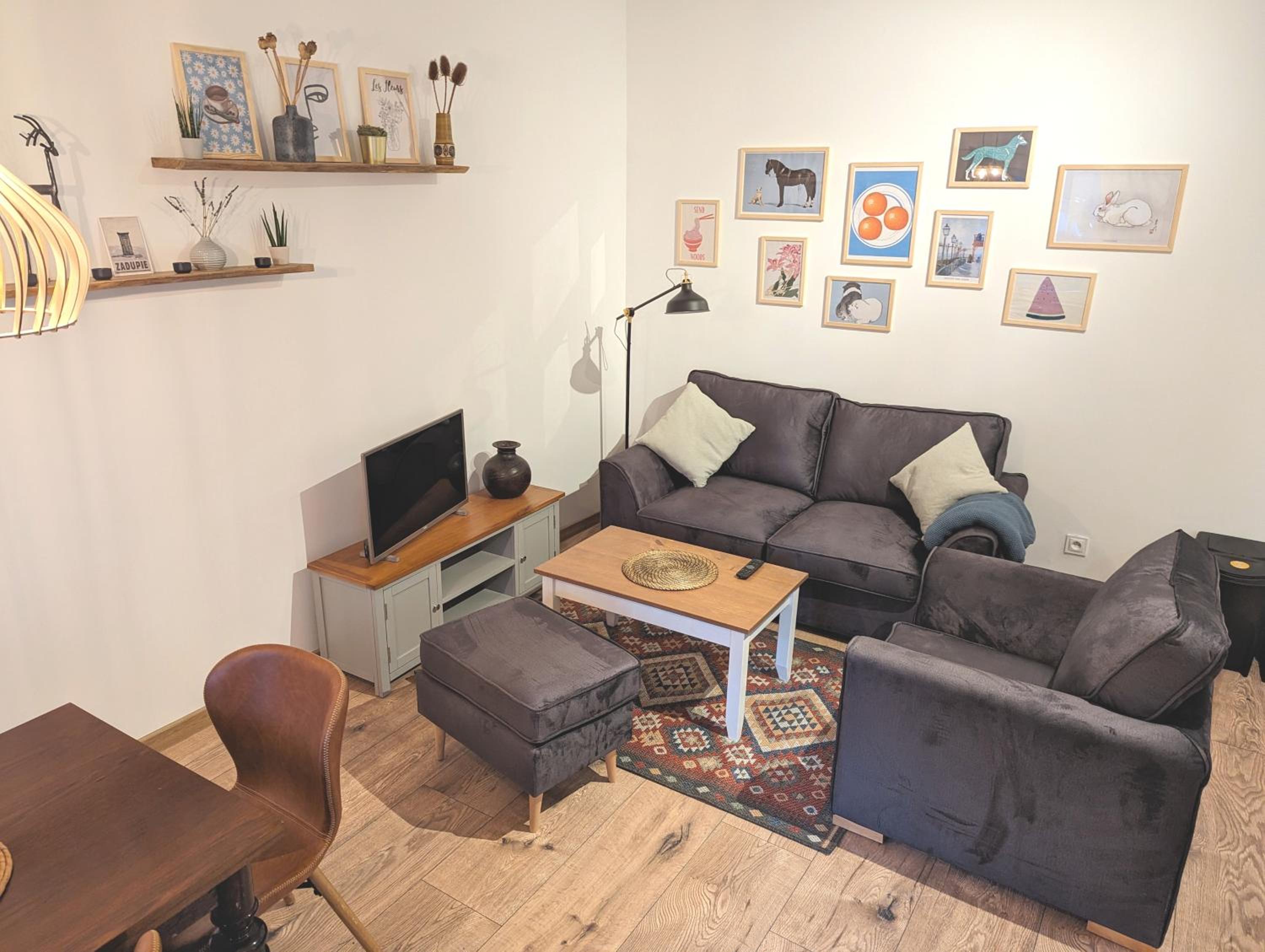 One-Bedroom Apartment photo 1
