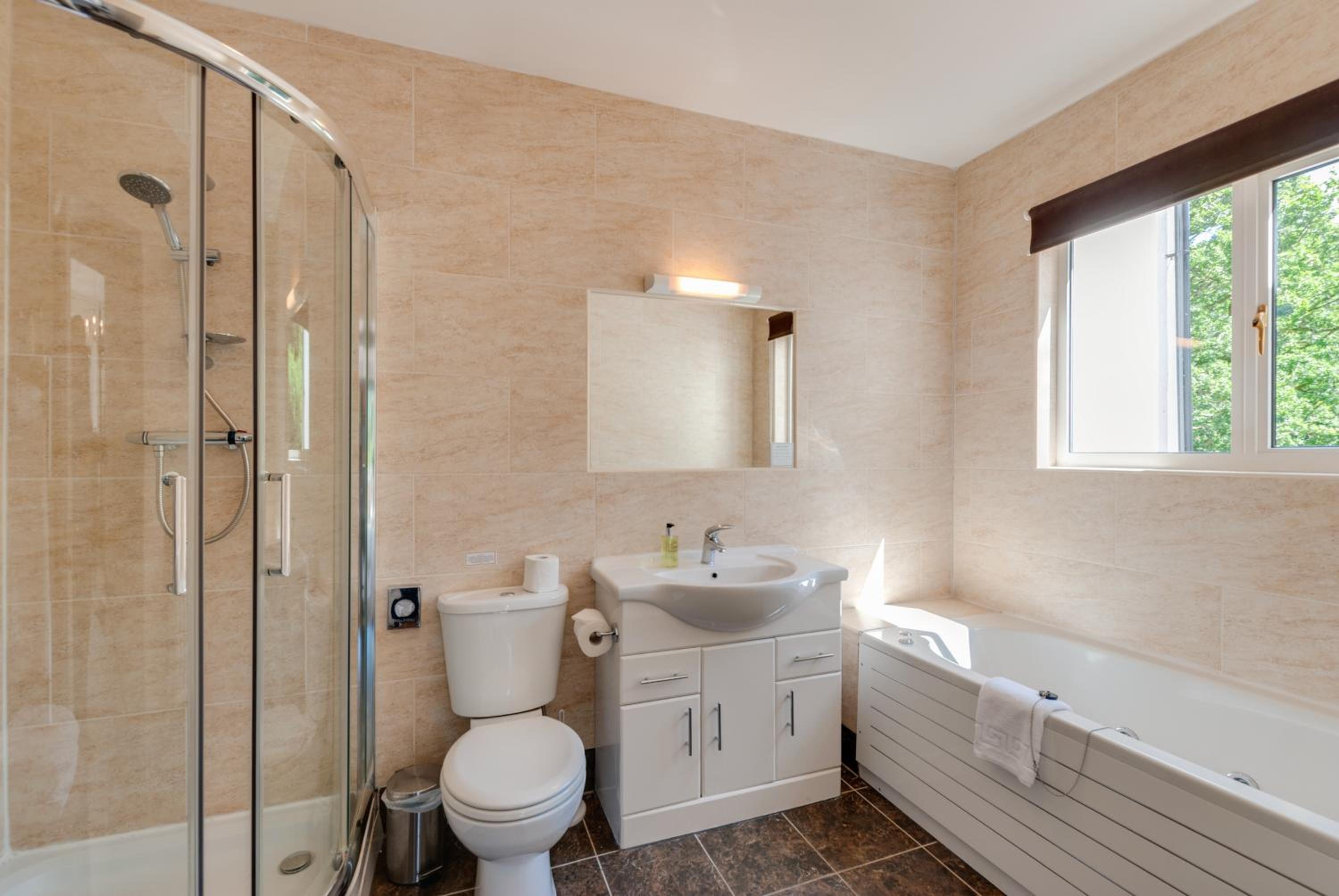 Hot Tub Room: Four-Poster photo 3