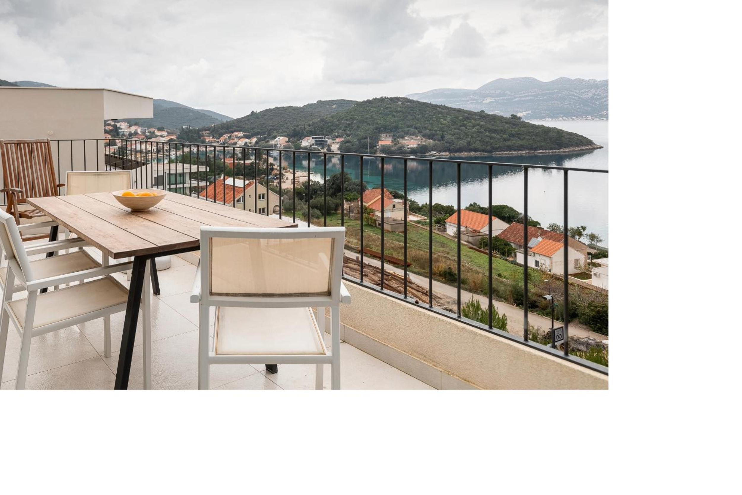 Three-Bedroom Apartment - High Floor photo 3
