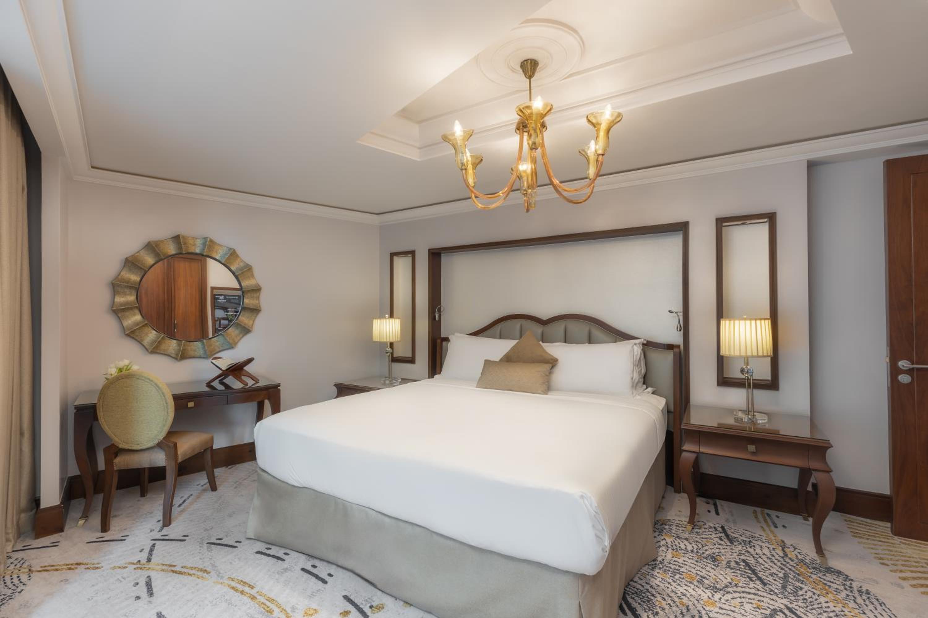 Superior One-Bedroom Suite with City View - Photo 7
