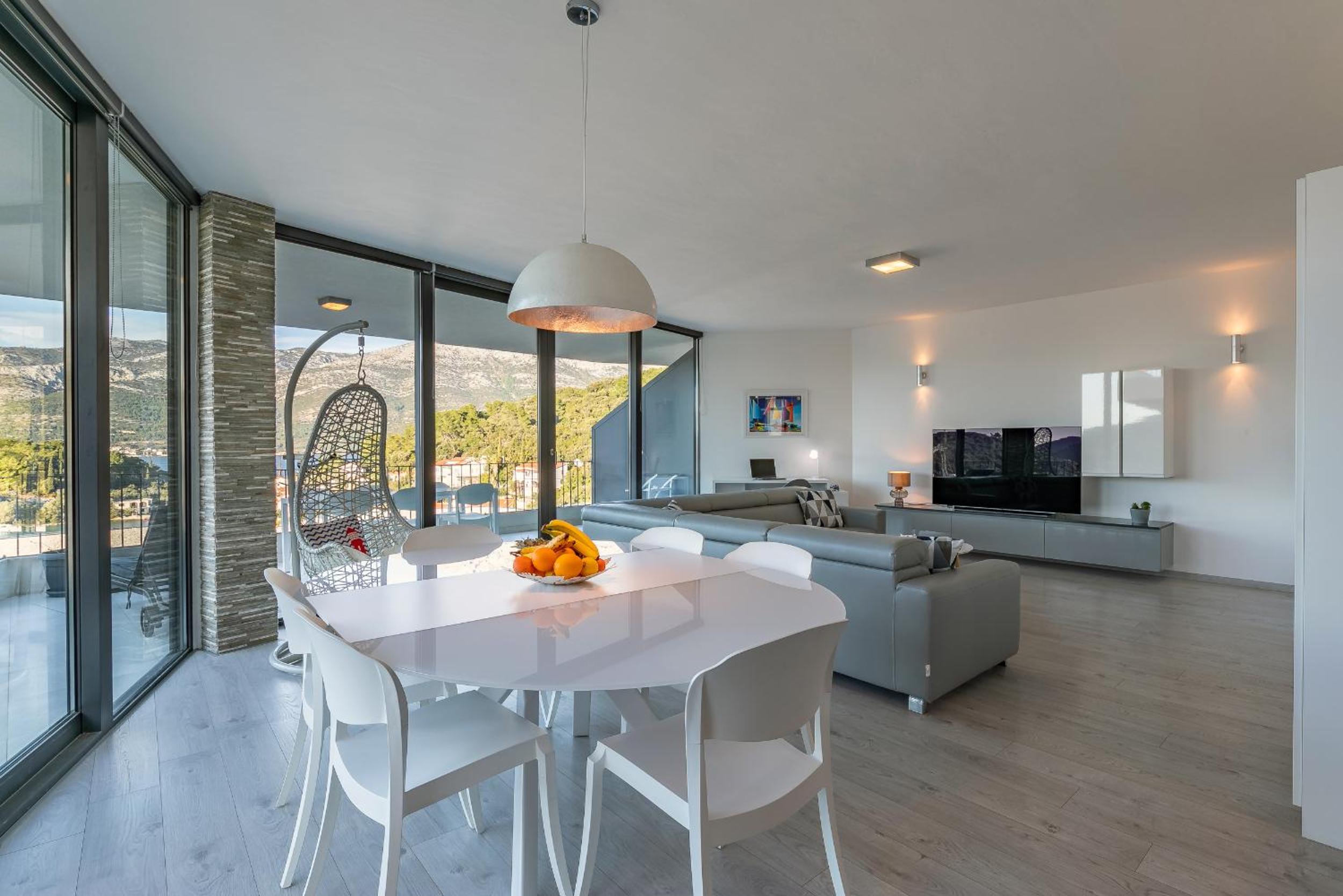 Three-Bedroom Apartment with Sea View photo 2