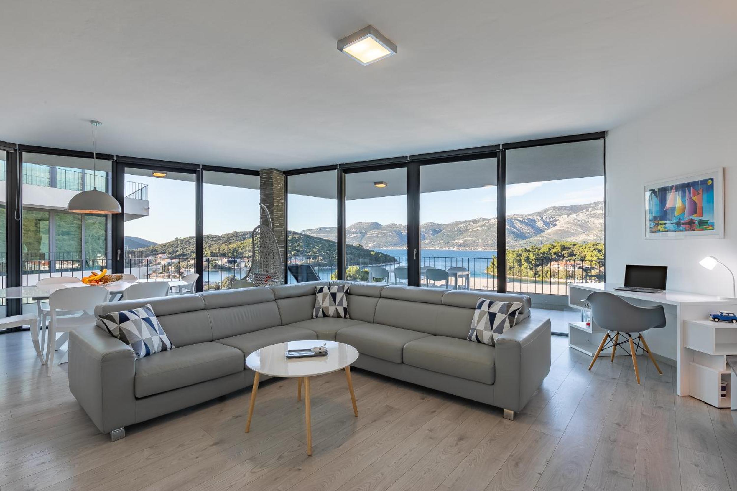Three-Bedroom Apartment with Sea View photo 1