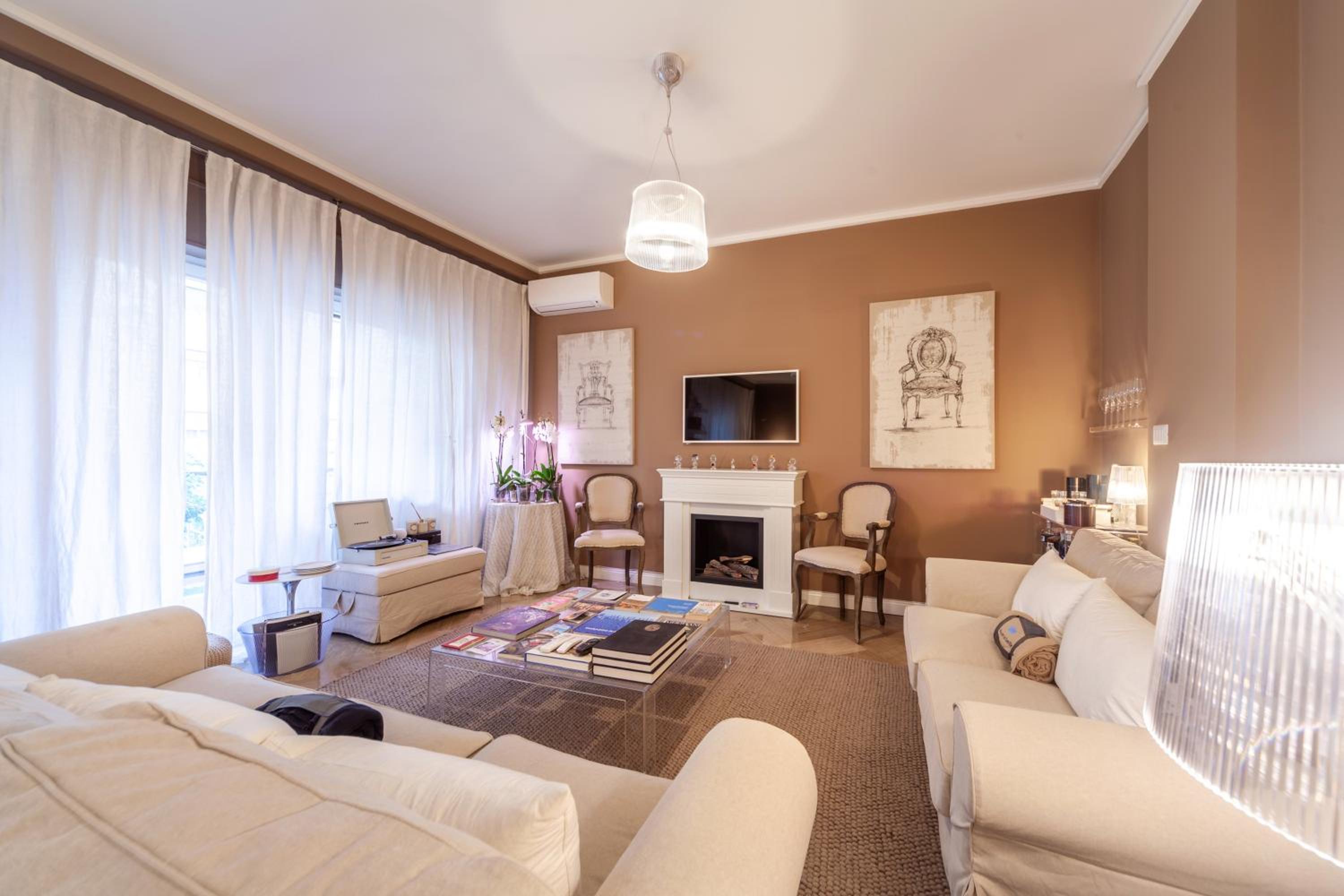 Large Double Room - Photo 1