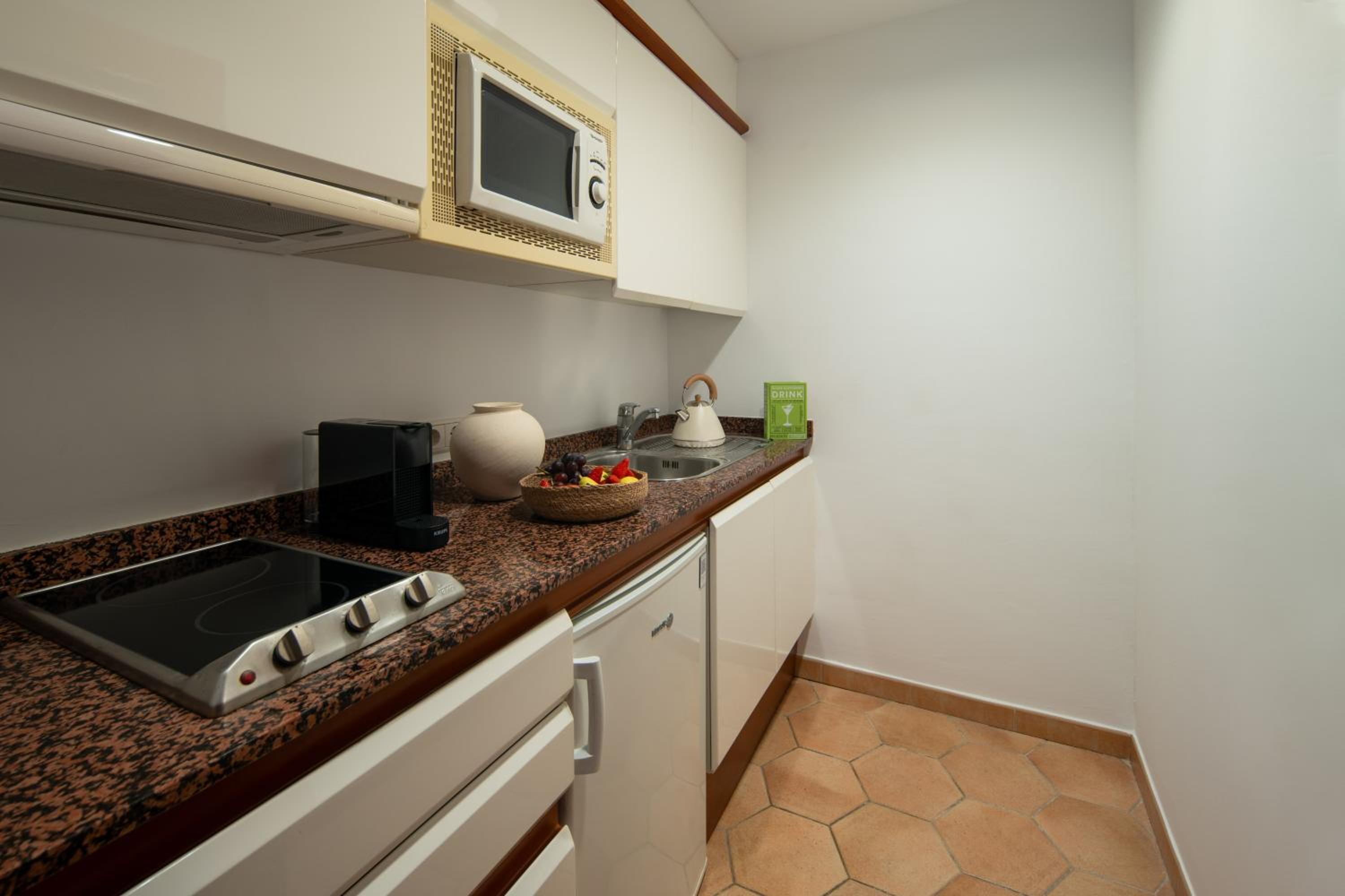 Junior Suite with Kitchenette (2 Adults + 2 Children) - Photo 3
