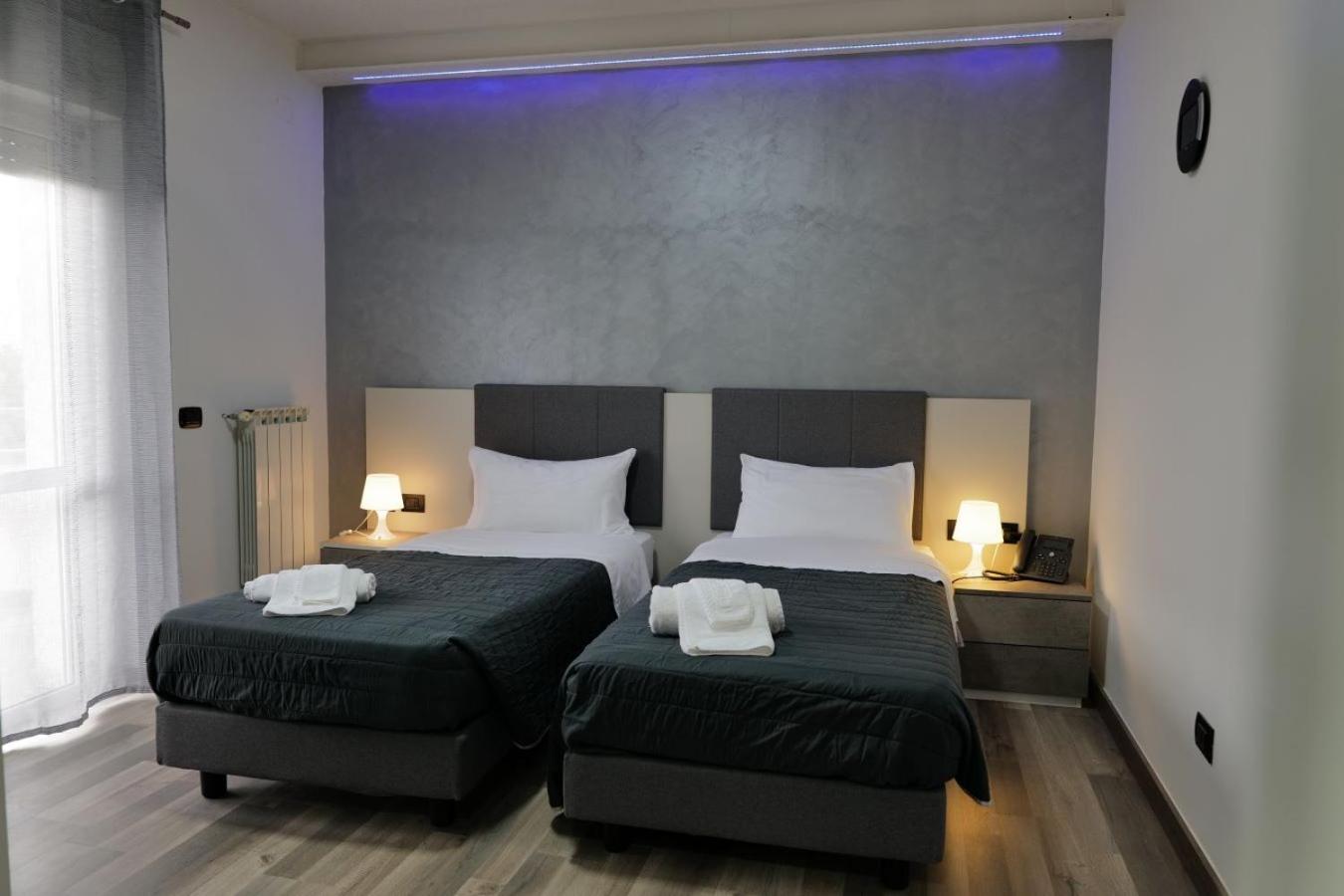 Standard Twin Room - Photo 9