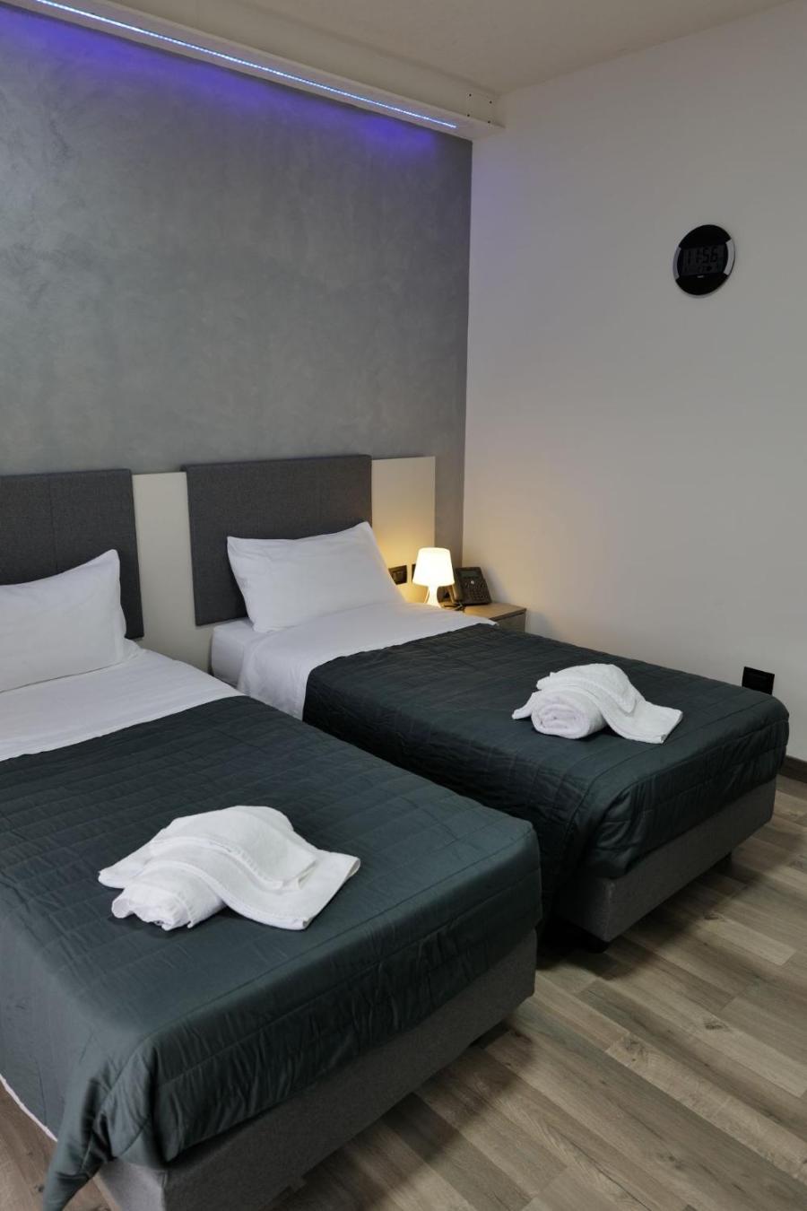 Standard Twin Room - Photo 10