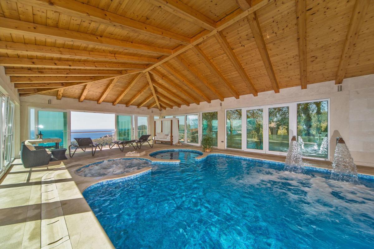 Deluxe Five-Bedroom Villa with Private Pool and Sea View (12 Adults)