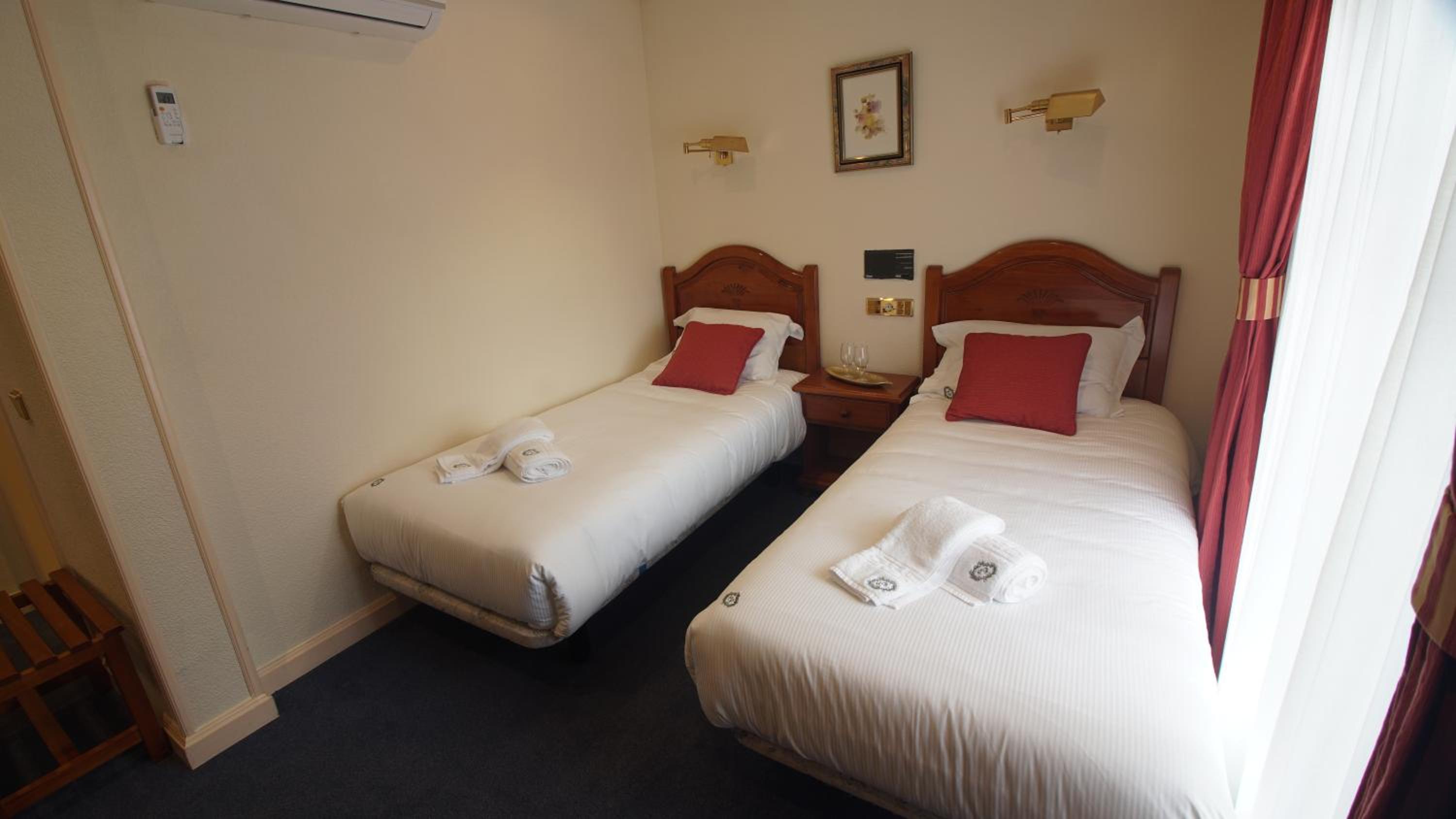 Twin Room with Private Bathroom photo 2
