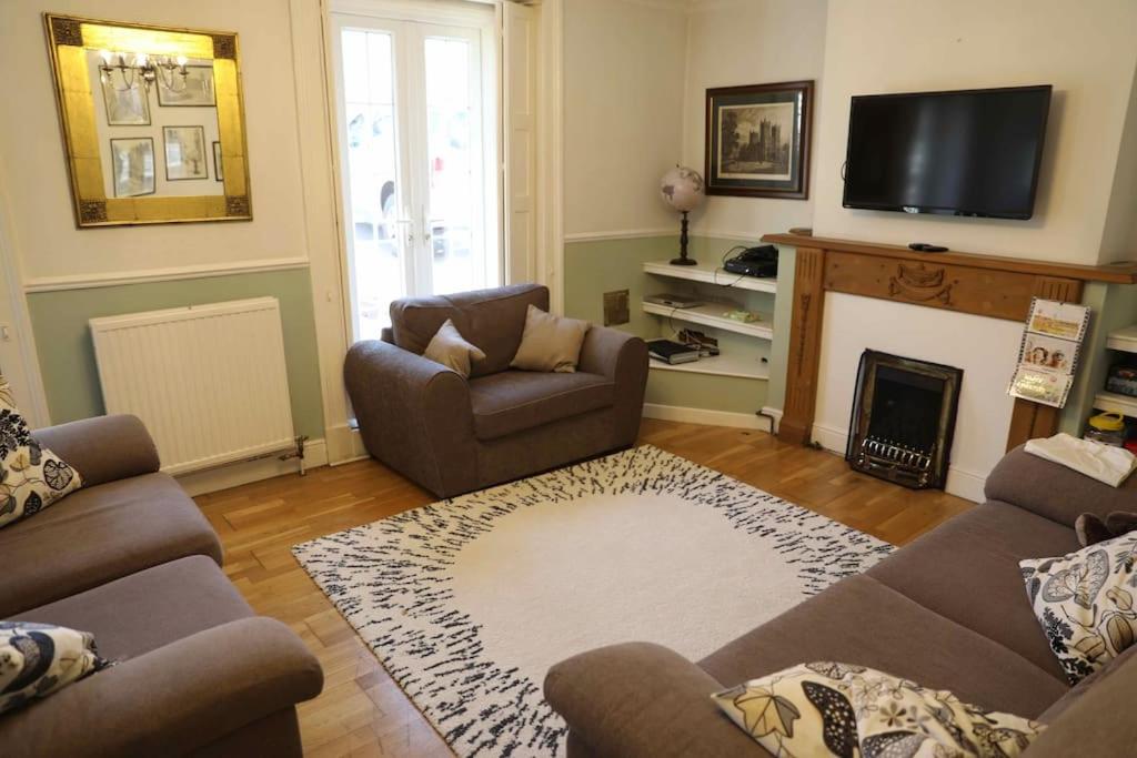 Seven-Bedroom House photo 1