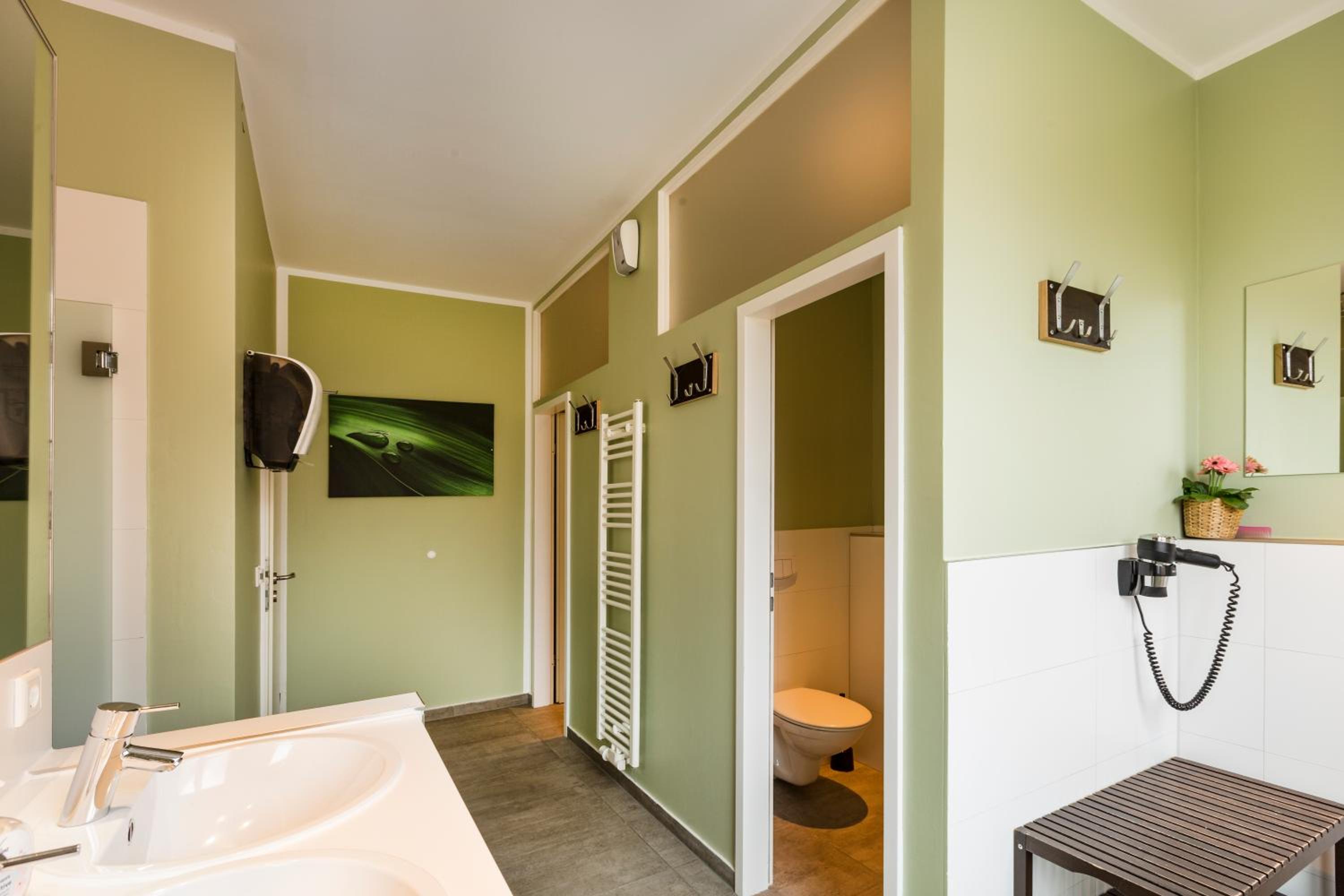 Single Bed in 8-Bed Dormitory Room - Women photo 3