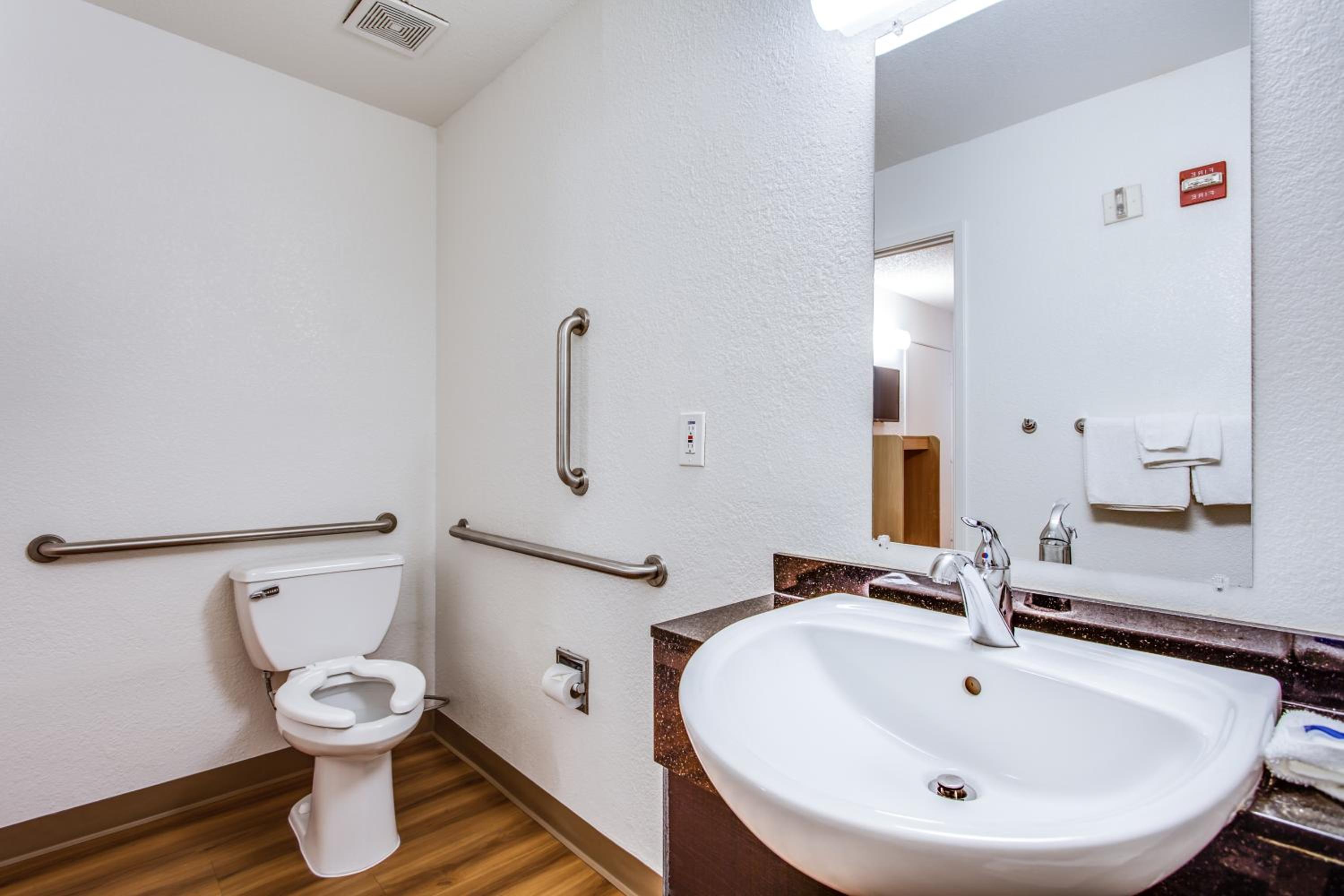Queen Room - Disability Access - Roll in Shower