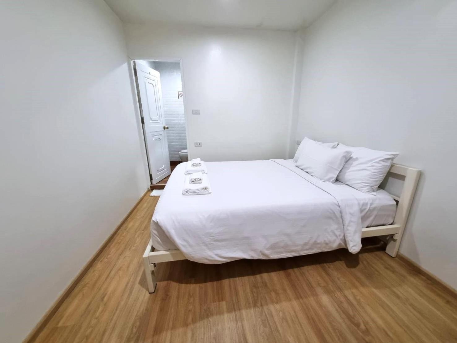 Budget Queen Bedroom No Window photo 2