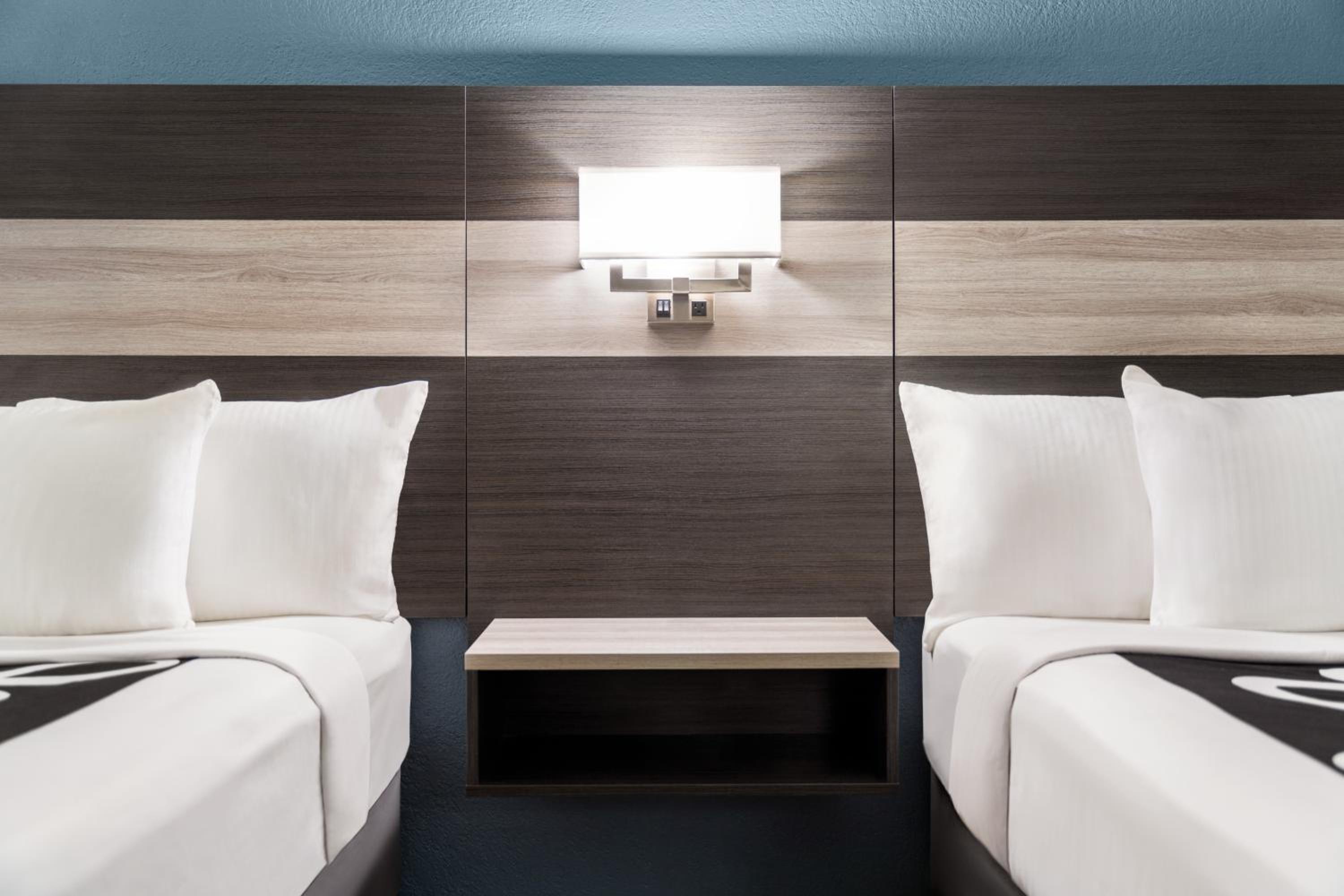 Double Room with Roll-In-shower - Mobility/ Hearing Accessible/Non-Smoking photo 1
