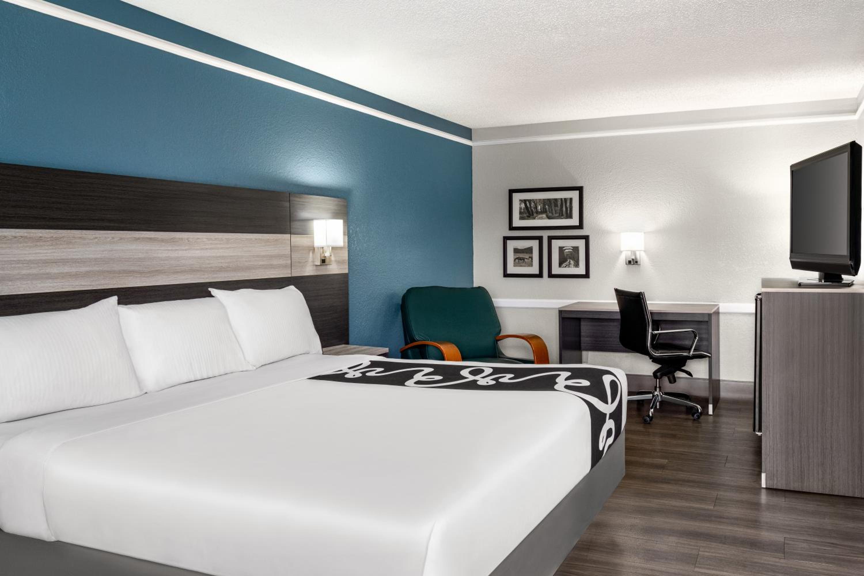 King Room with Roll-In-shower - Mobility/ Hearing Accessible/Non-Smoking photo 1