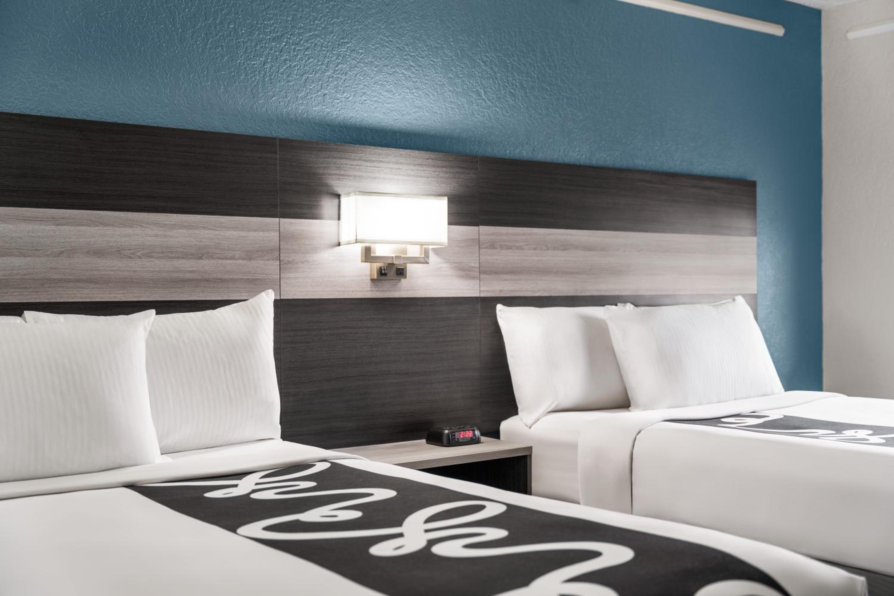 2 Full Beds, Mobility/Hearing Accessible Room, Bathtub w/ Grab Bars, Non-Smoking photo 2