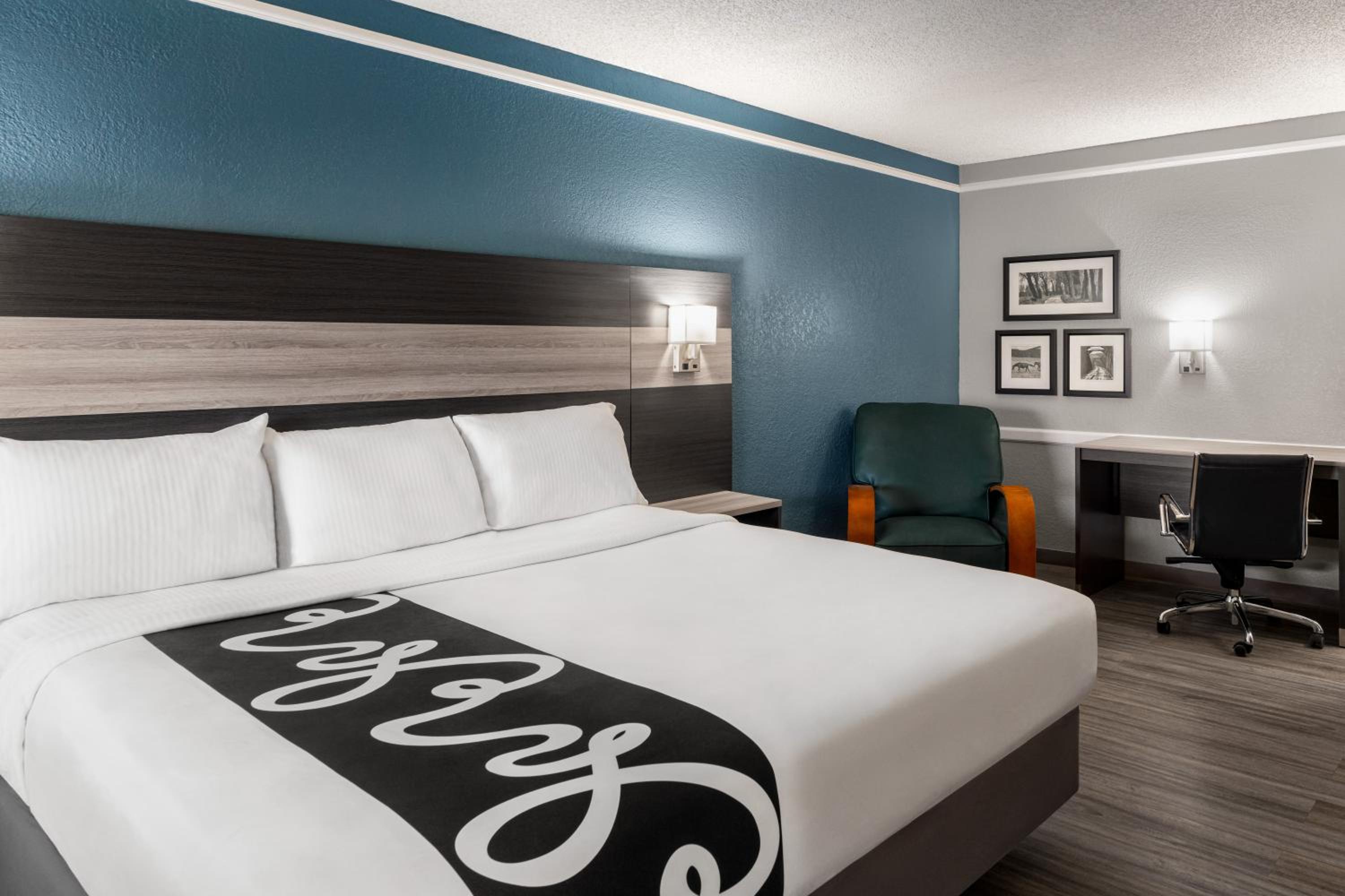 King Room with Roll-In-shower - Mobility/ Hearing Accessible/Non-Smoking photo 2