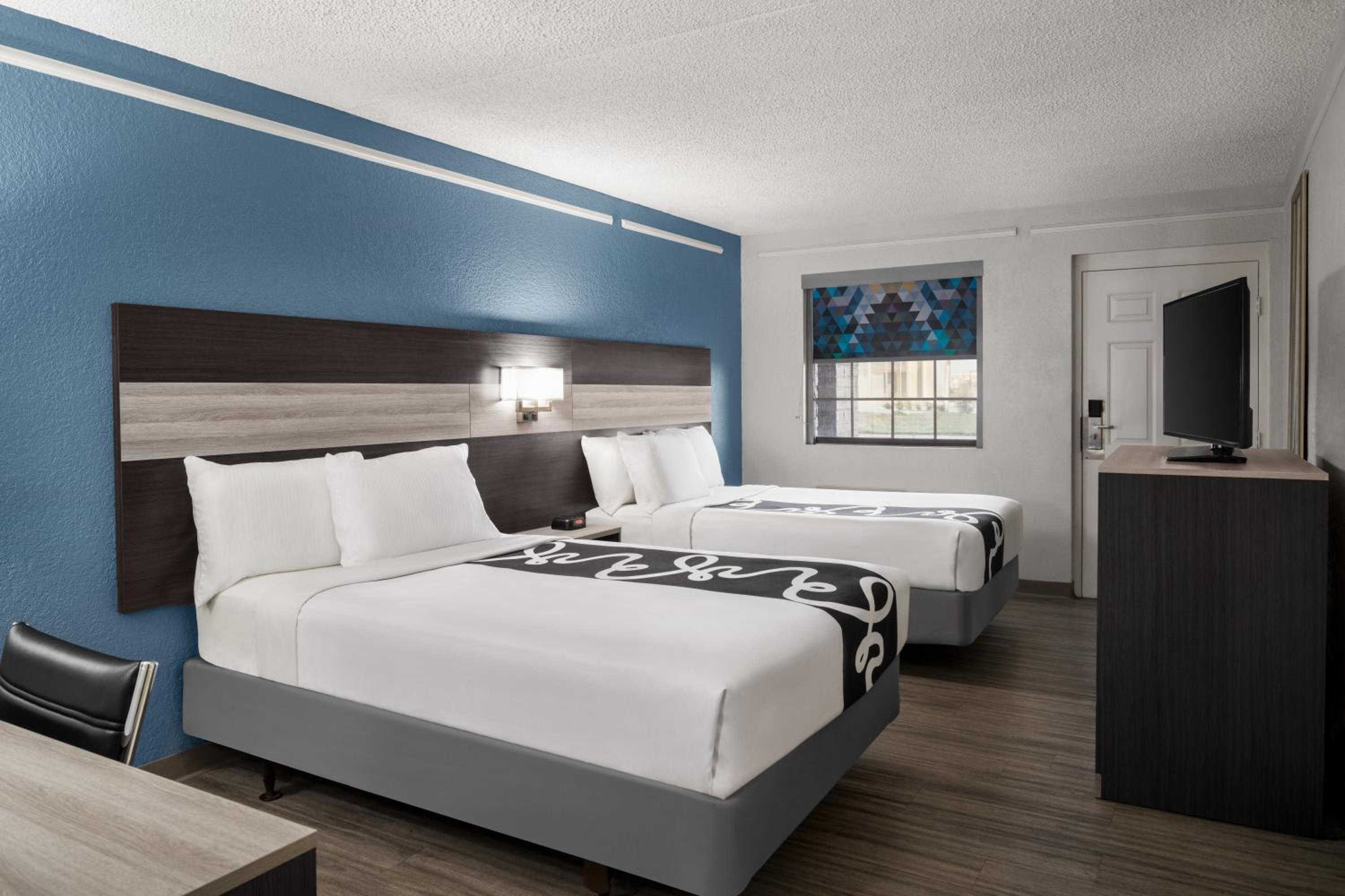 Double Room with Roll-In-shower - Mobility/ Hearing Accessible/Non-Smoking photo 2