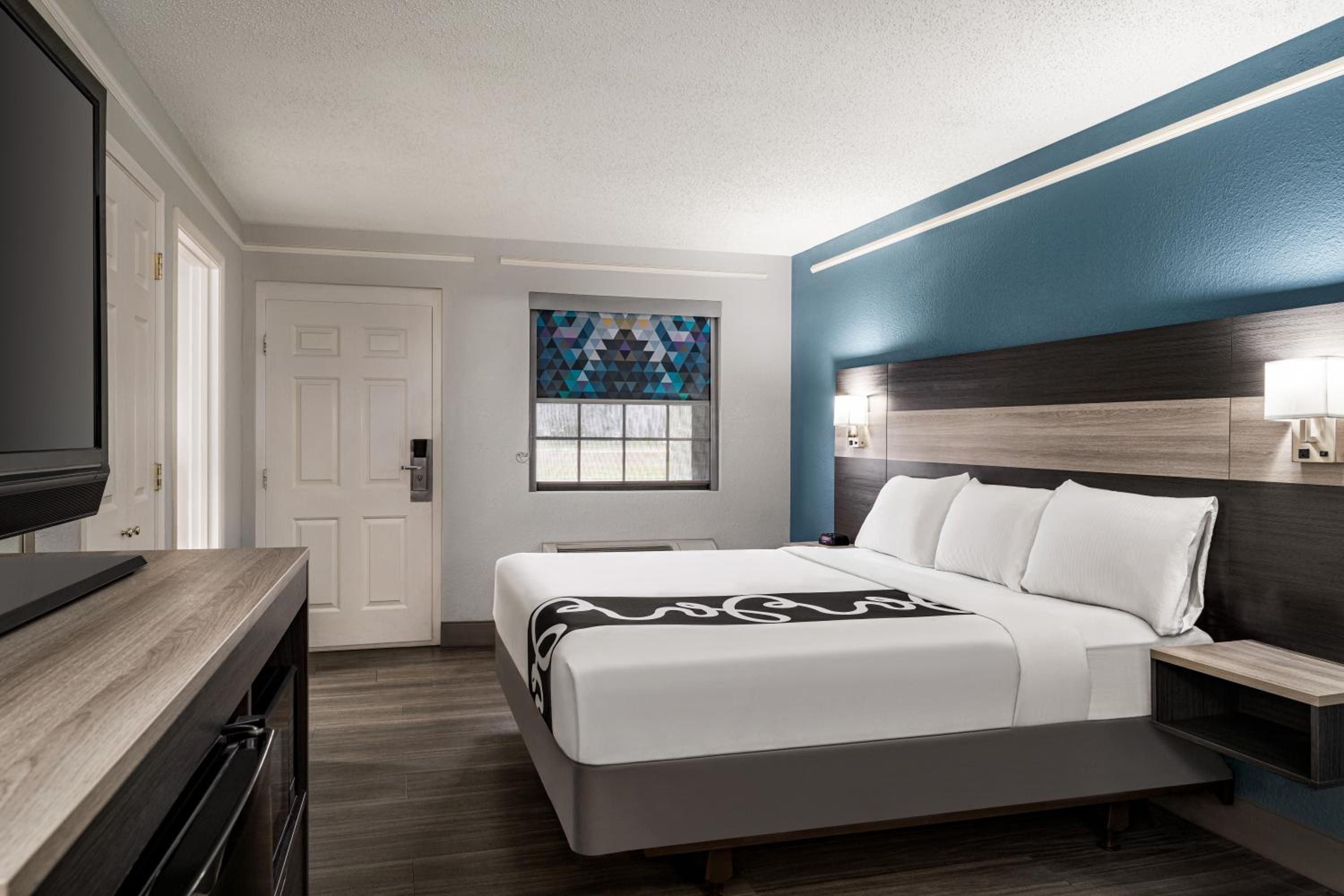 King Room with Roll-In-shower - Mobility/ Hearing Accessible/Non-Smoking photo 3