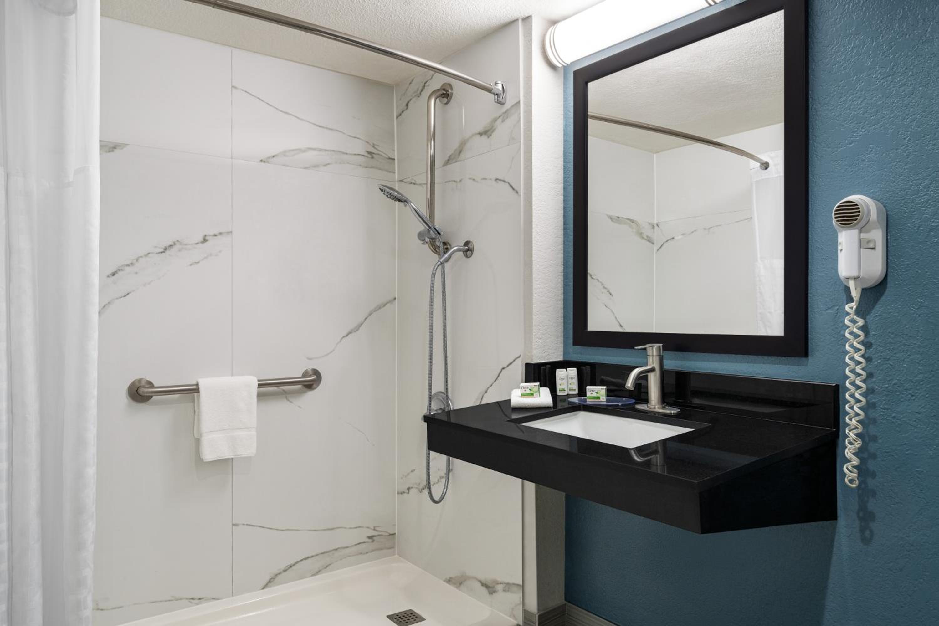 Double Room with Roll-In-shower - Mobility/ Hearing Accessible/Non-Smoking photo 3