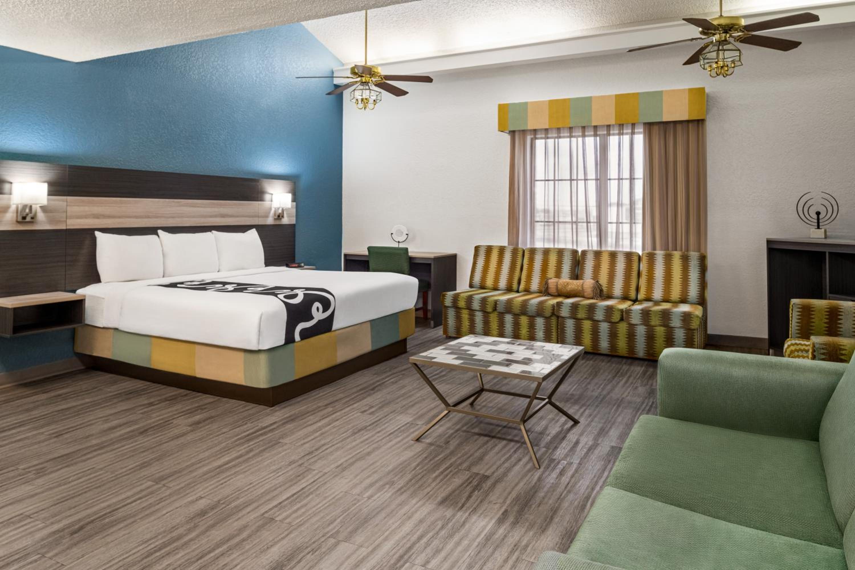 Junior King Suite - Non-Smoking photo 2