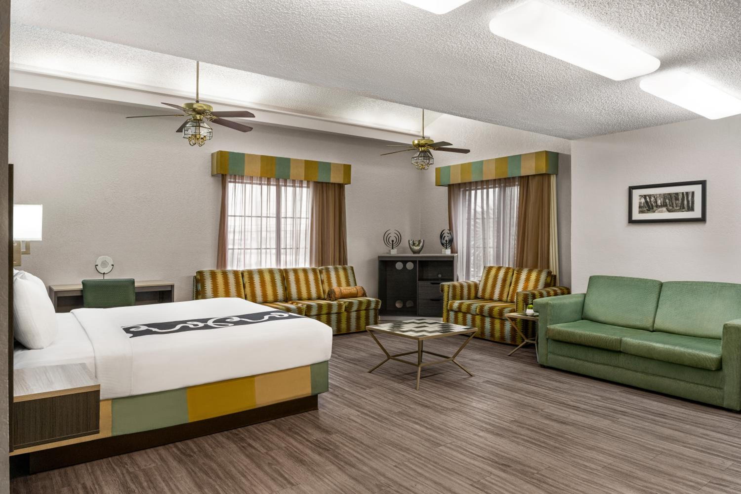 Junior King Suite - Non-Smoking photo 3