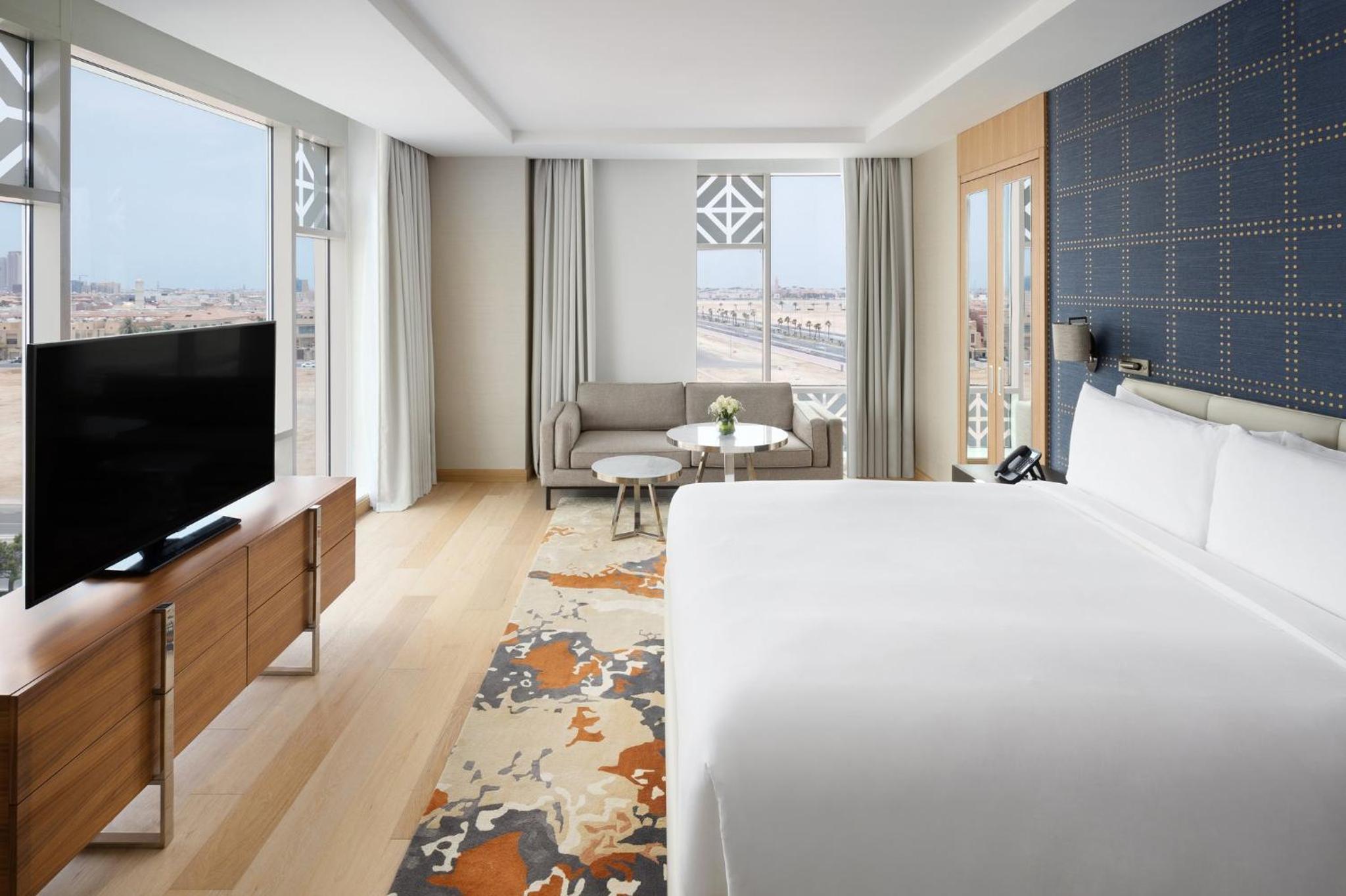 Diplomatic King Suite - Photo 3