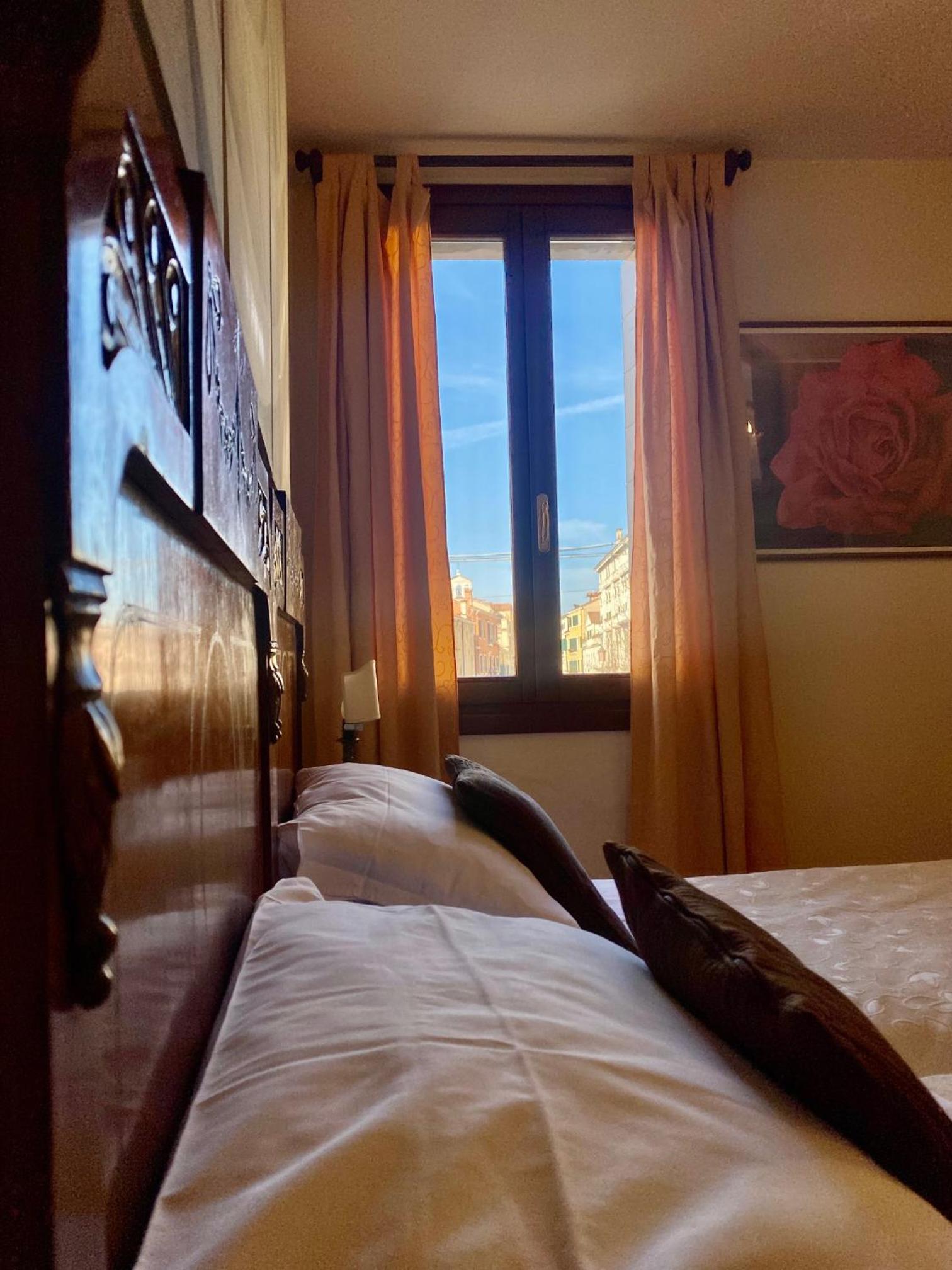 Double Room with Private External Bathroom photo 2