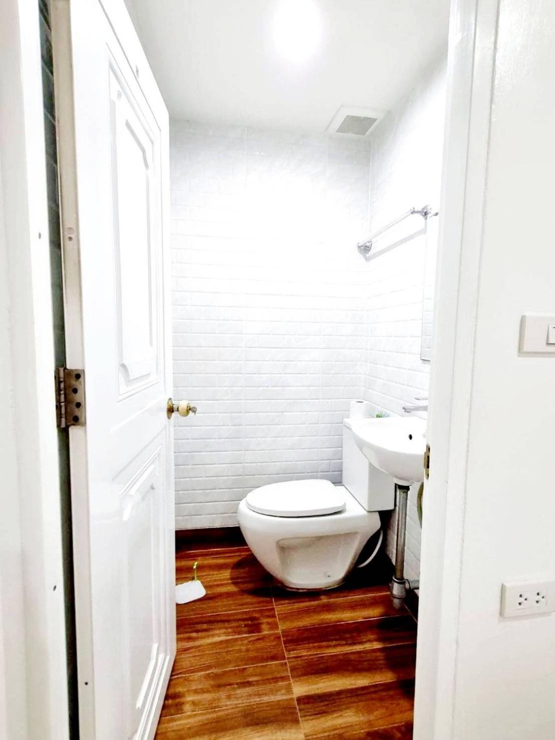 Budget Queen Bedroom with Window photo 3