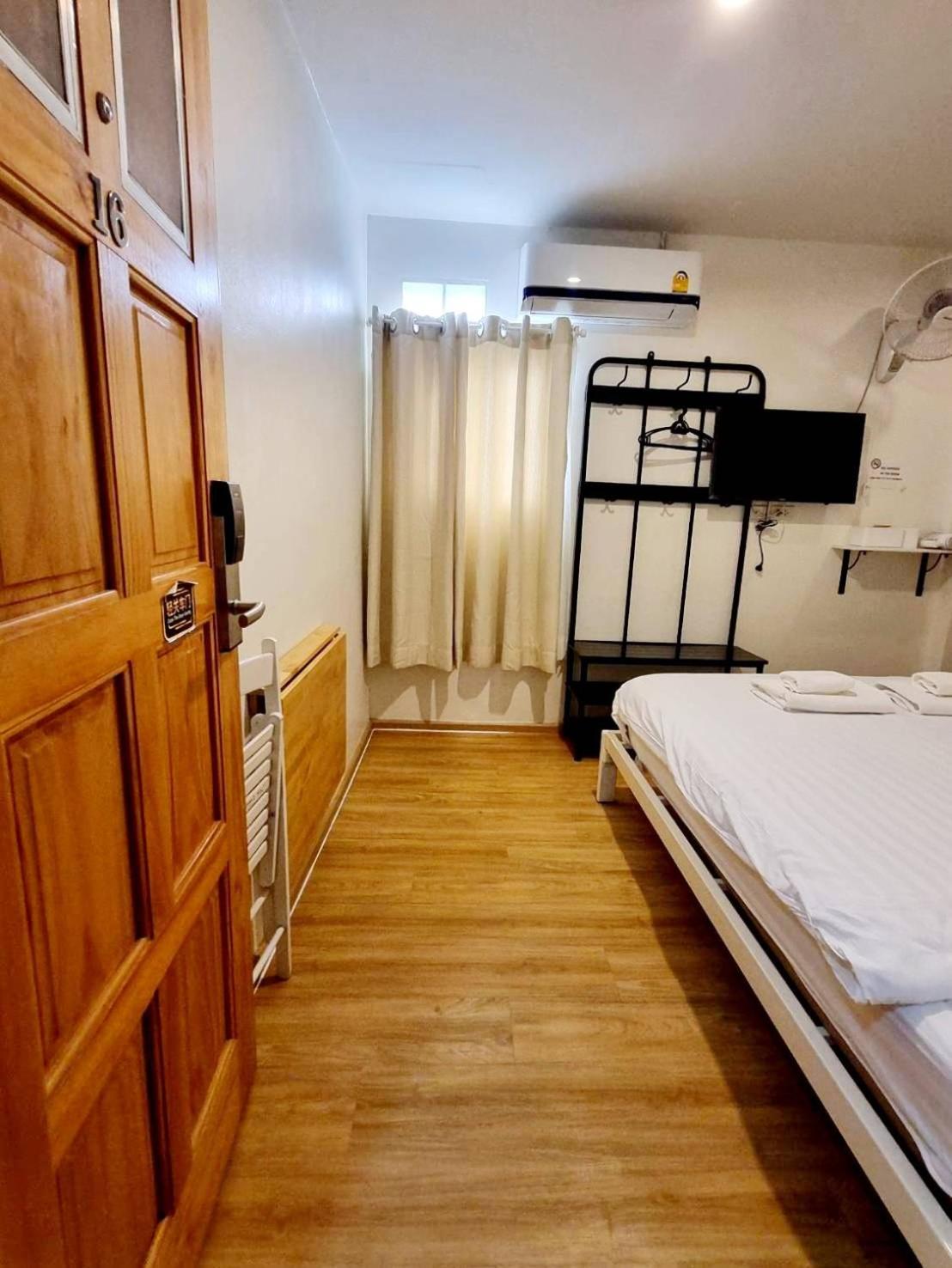 Budget Queen Bedroom with Window photo 2