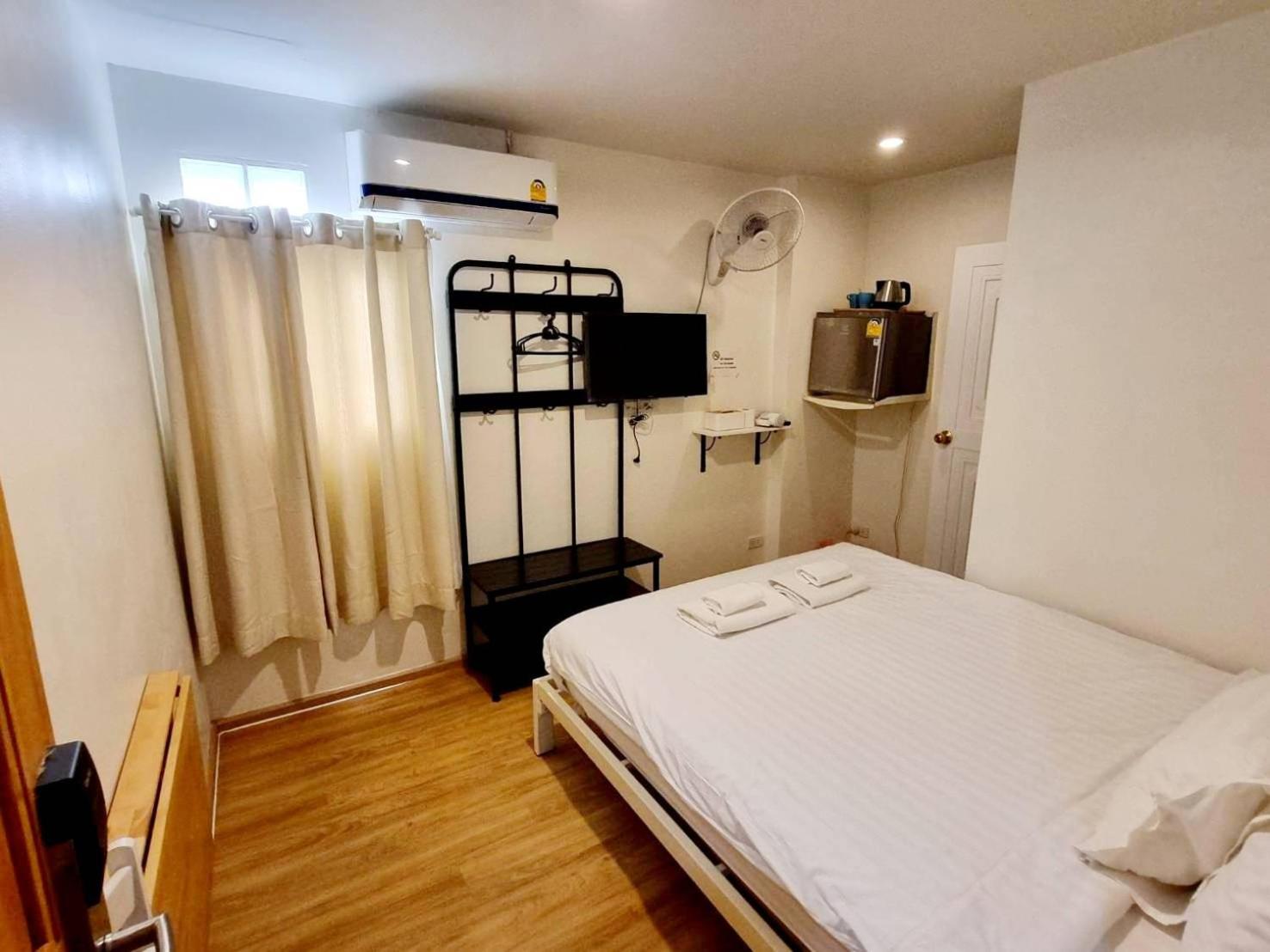 Budget Queen Bedroom with Window photo 1