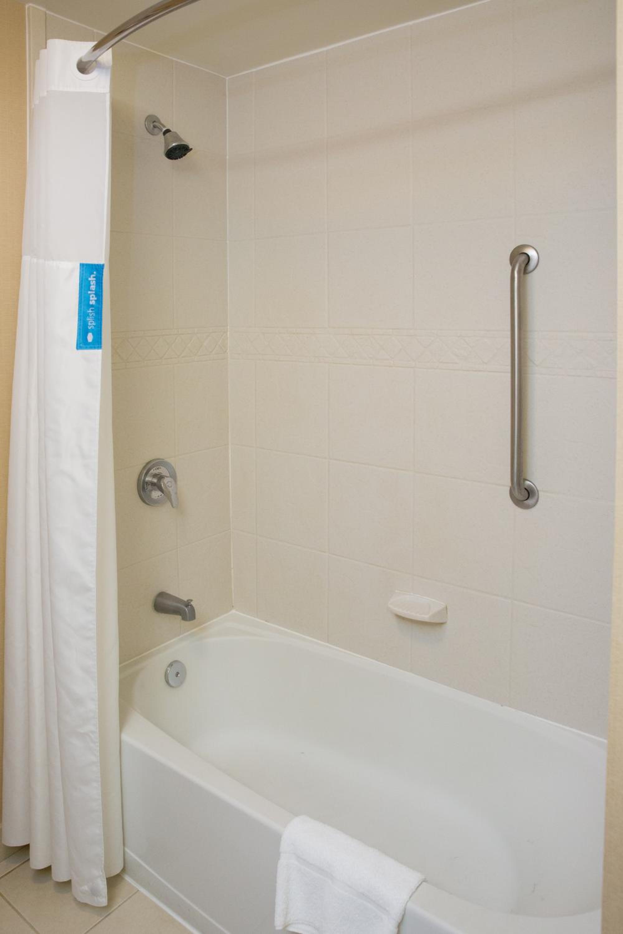Room with Two Queen Beds - Non-Smoking - Photo 4
