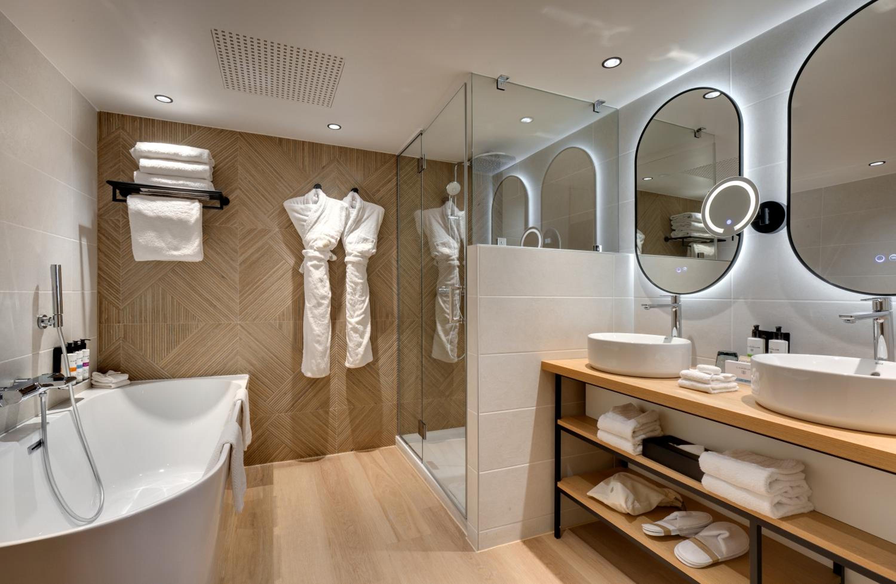 Deluxe King Suite with Sofa Bed - Photo 4
