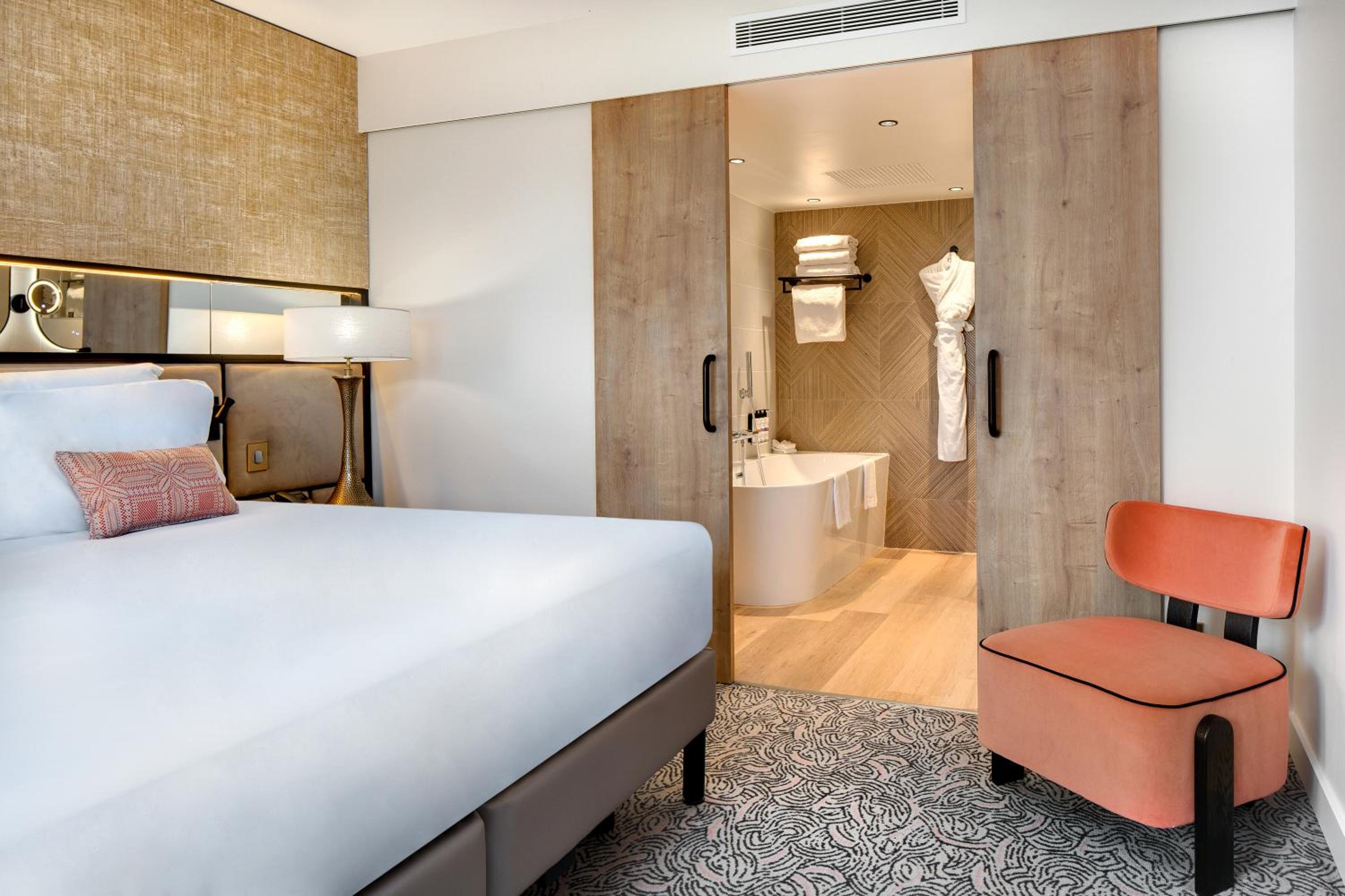 Deluxe King Suite with Sofa Bed - Photo 3