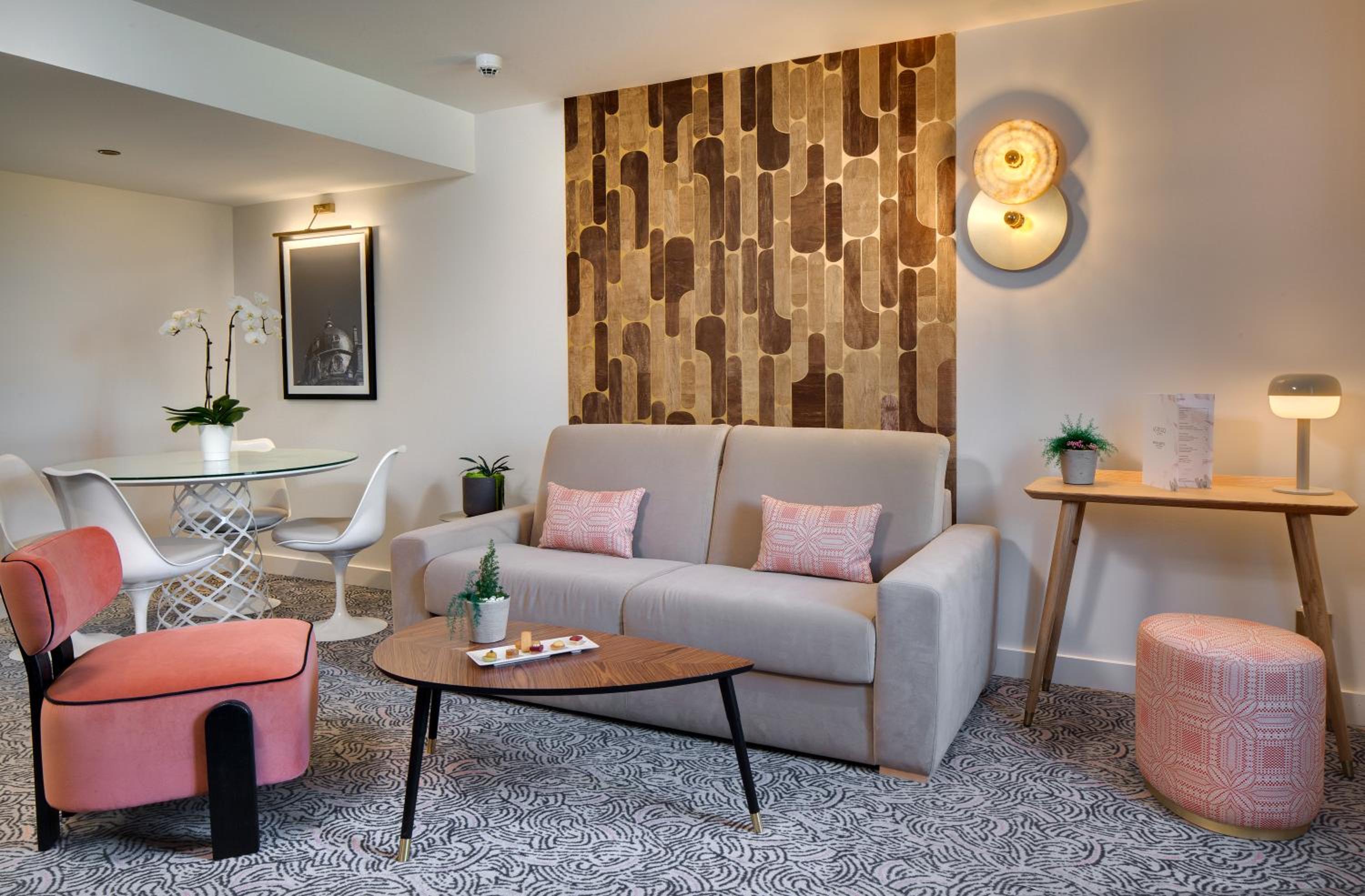 Deluxe King Suite with Sofa Bed - Photo 2